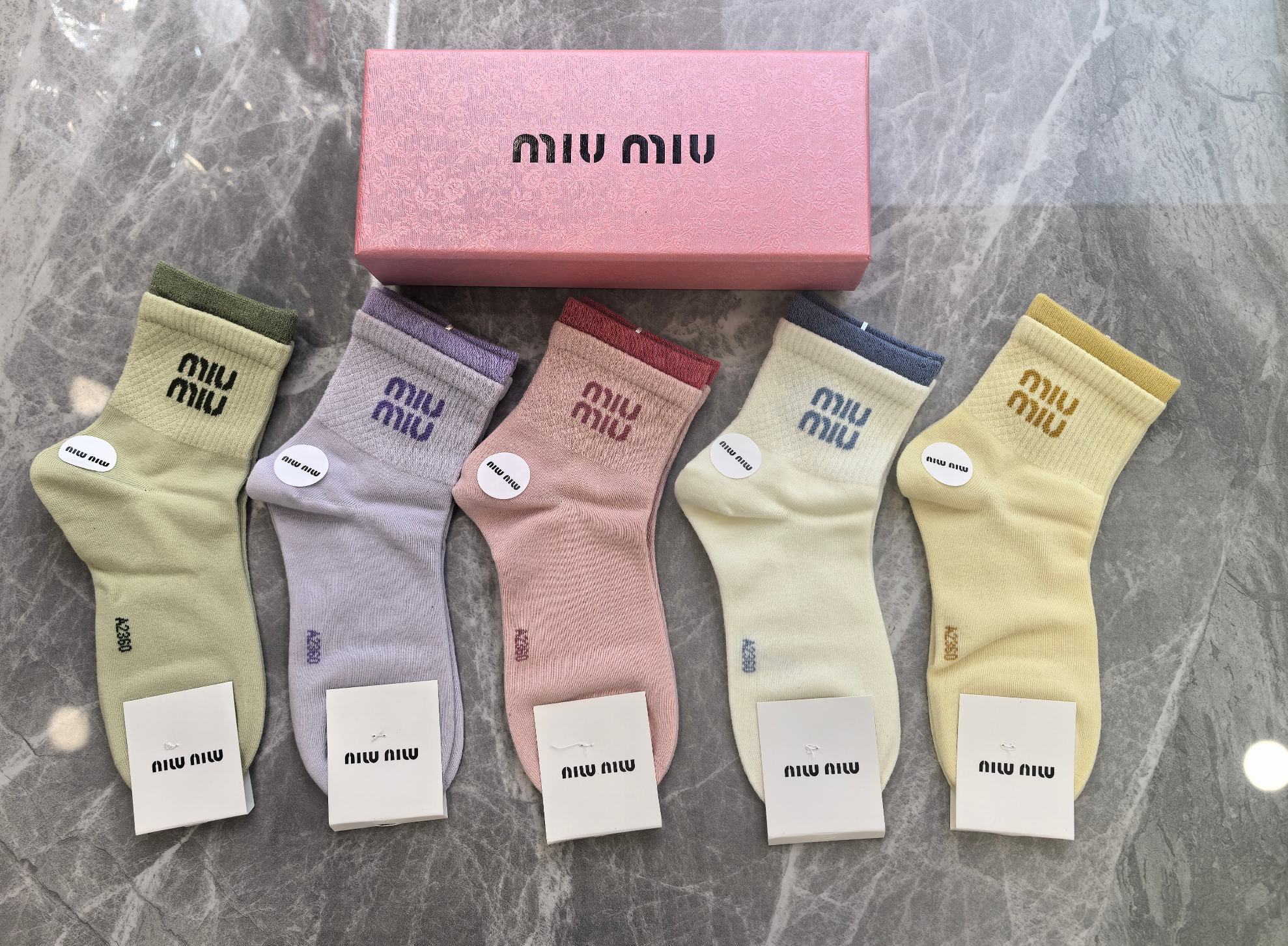 💛配包装MiuMiu（缪缪）新款中长款堆堆袜袜子！一盒五双， 专柜同步筒款袜子，💛大牌出街，潮人必备🔥超