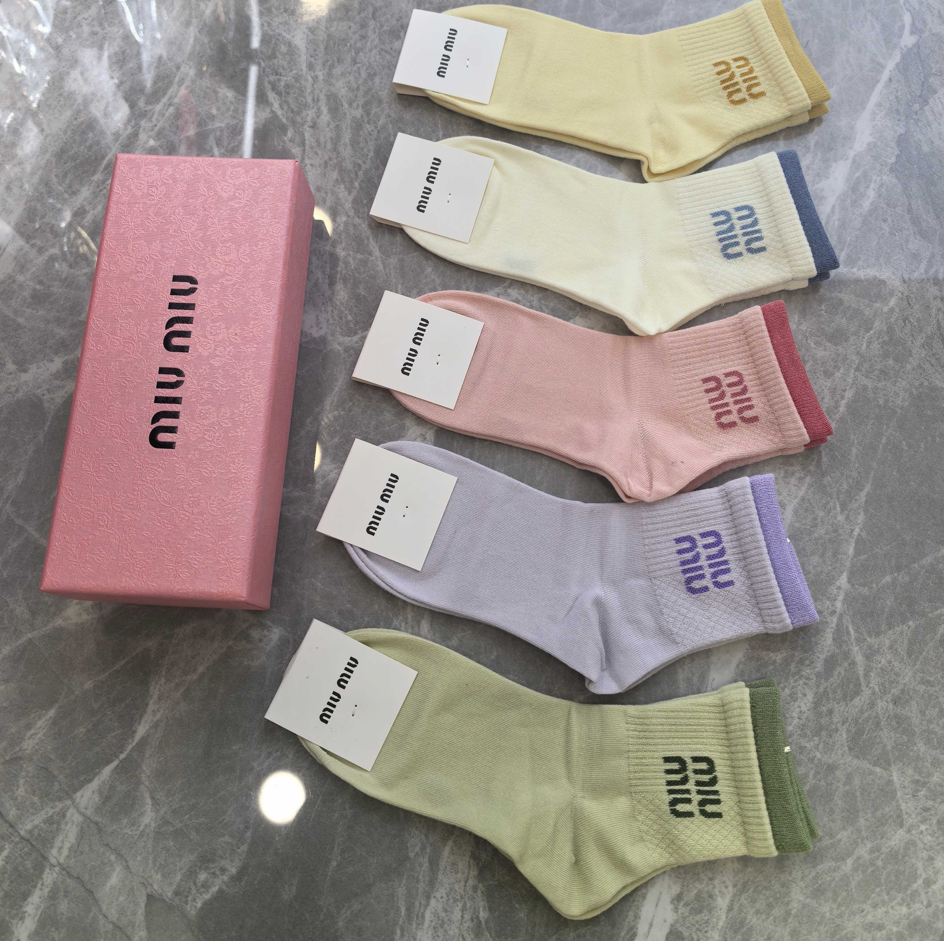 💛配包装MiuMiu（缪缪）新款中长款堆堆袜袜子！一盒五双， 专柜同步筒款袜子，💛大牌出街，潮人必备🔥超