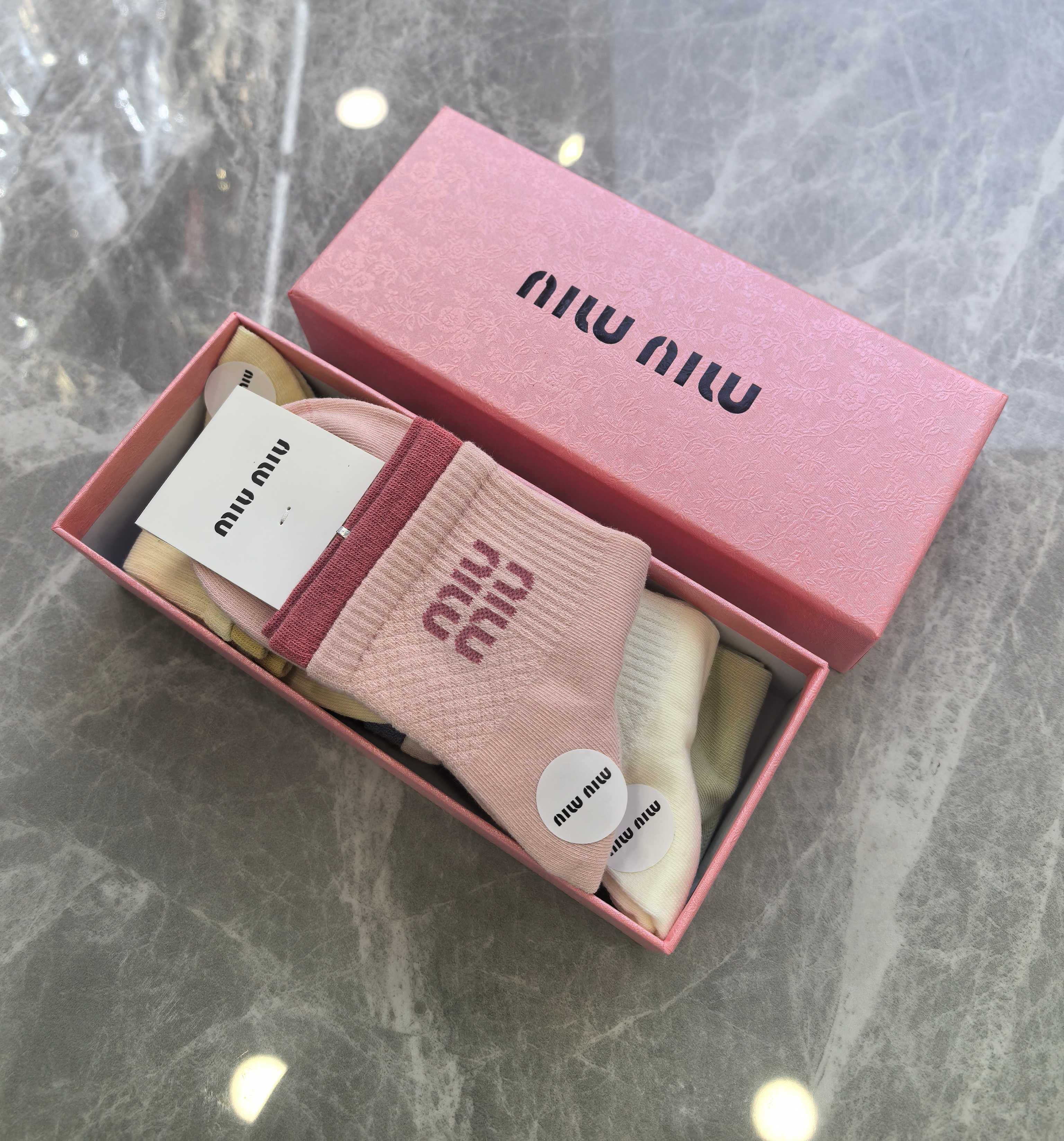 NO:618390,Special packaging MiuMiu's new mid-length pile socks!  Five pairs in a box, counter-synchronized tube socks, big brands out on the street, fashionable people must-have super matching socks stockings, socks, miumiu, socks19860909特 配包装 MiuMiu（缪缪）新款中长款堆堆袜袜子！一盒五双, 专柜同步筒款袜子,大牌出街,潮人必备超好搭袜子丝袜,袜子,miumiu,socks,accessory