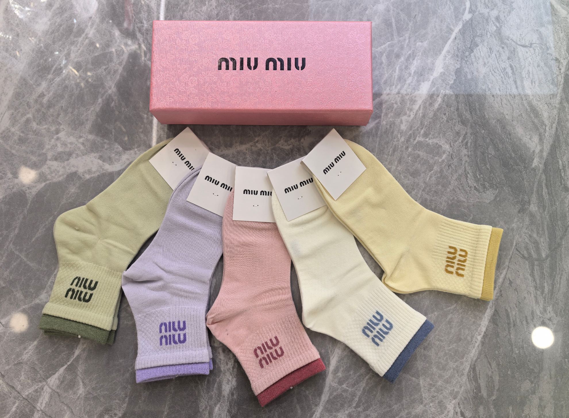 💛配包装MiuMiu（缪缪）新款中长款堆堆袜袜子！一盒五双， 专柜同步筒款袜子，💛大牌出街，潮人必备🔥超