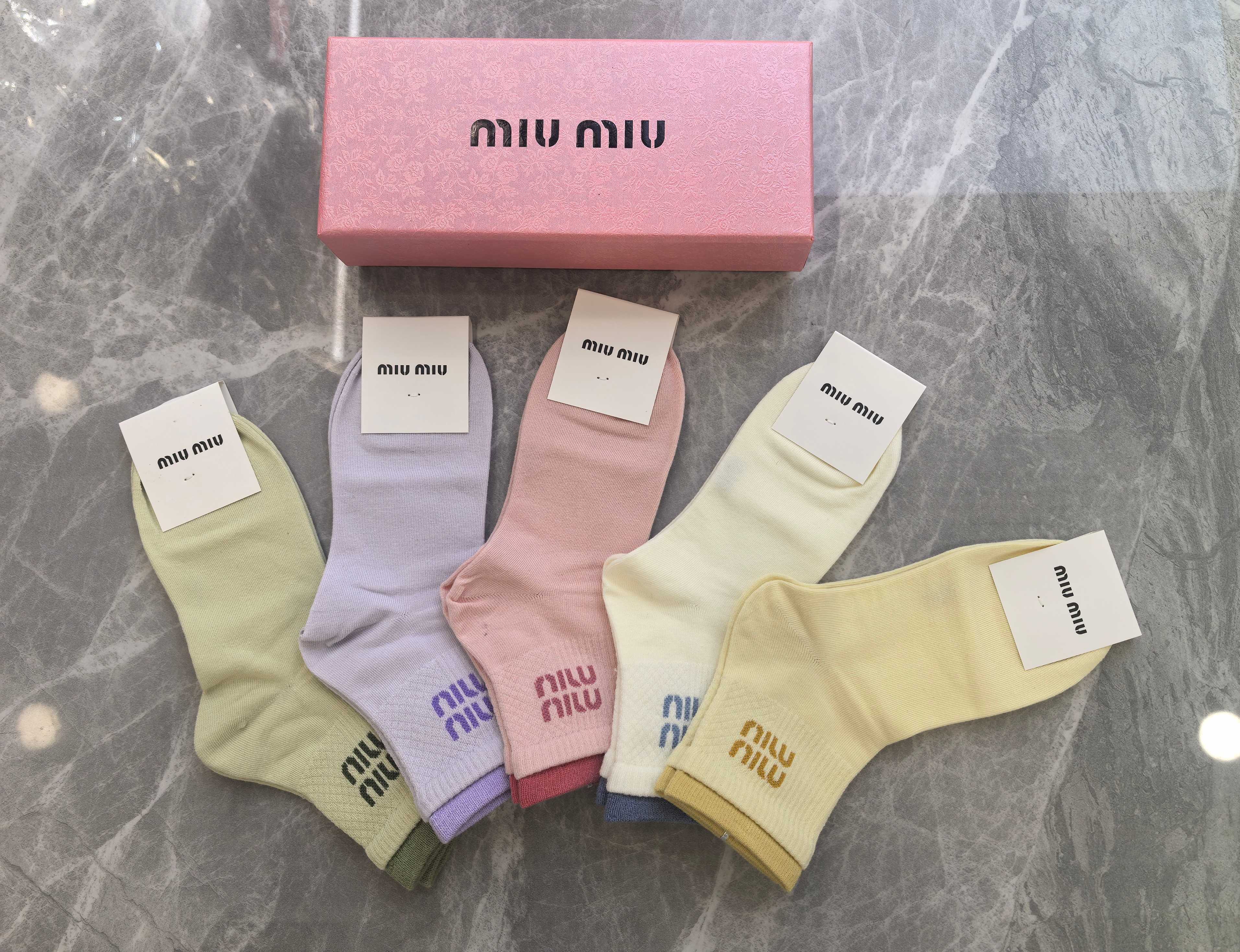 💛配包装MiuMiu（缪缪）新款中长款堆堆袜袜子！一盒五双， 专柜同步筒款袜子，💛大牌出街，潮人必备🔥超