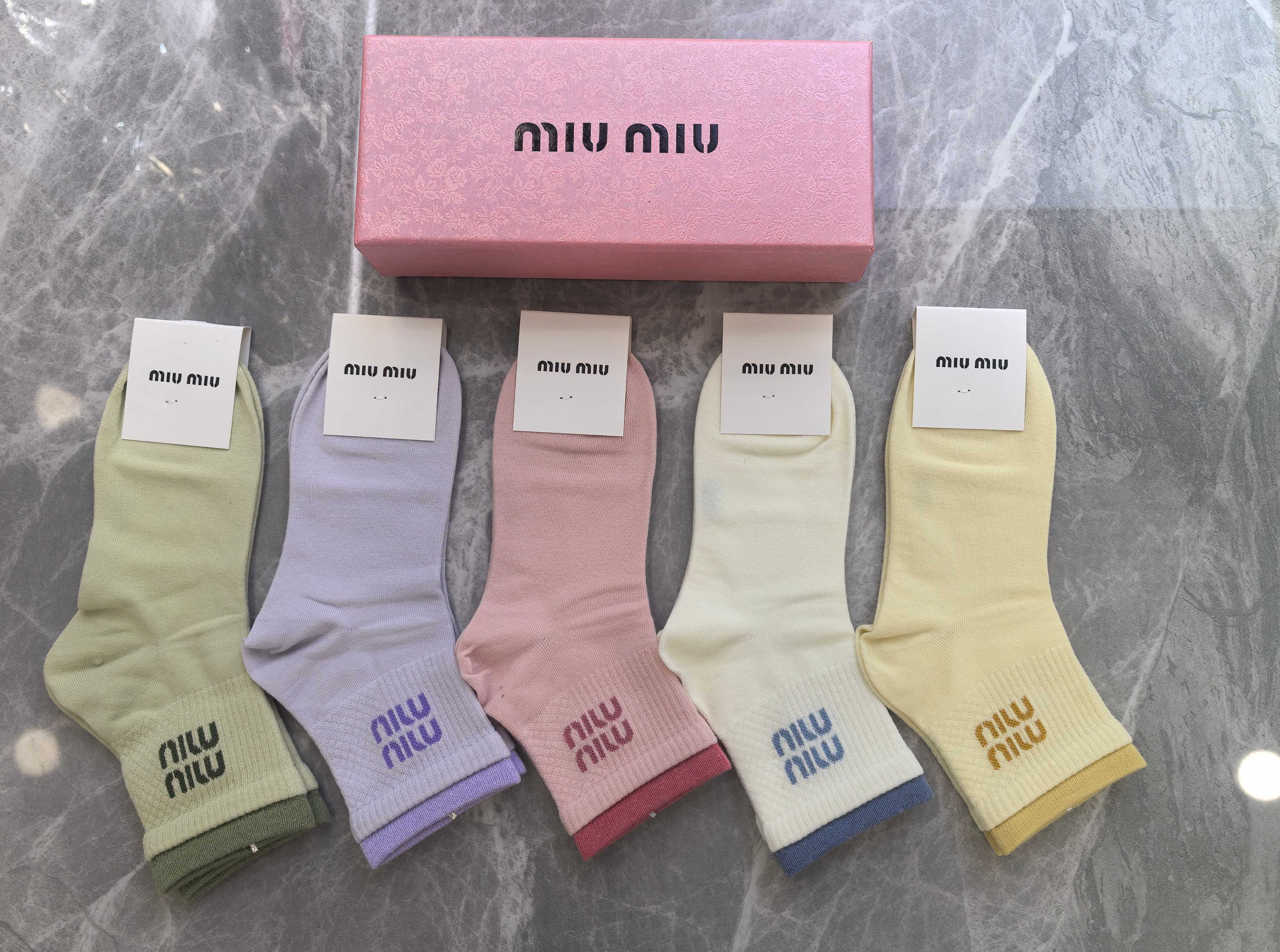 💛配包装MiuMiu（缪缪）新款中长款堆堆袜袜子！一盒五双， 专柜同步筒款袜子，💛大牌出街，潮人必备🔥超