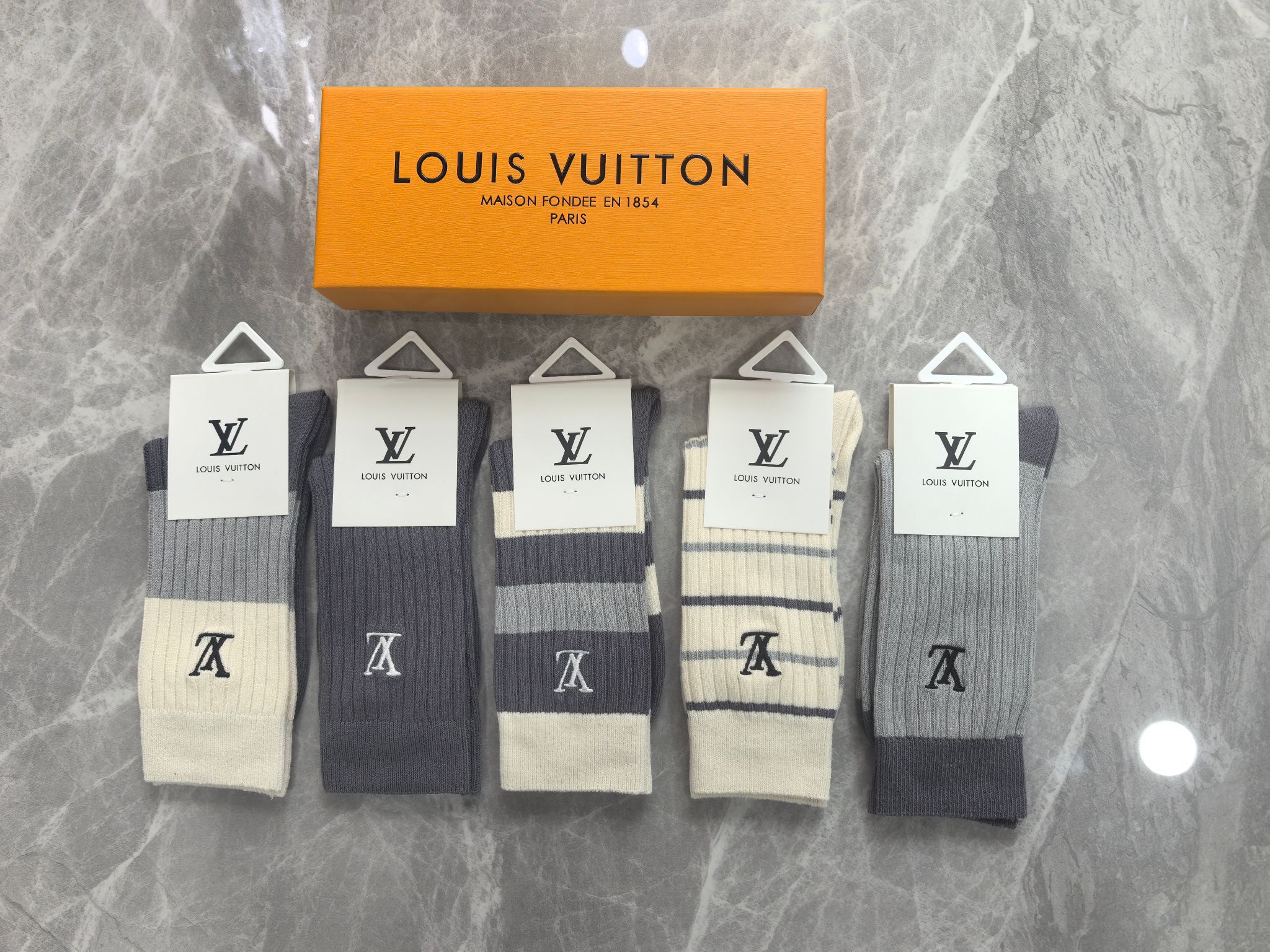 NO:618355,Special packaging for LV (Louis Vuitton) new double-needle embroidered classic mid-length socks!  Five pairs in a box, counter-synchronized tube socks, big brands out on the street, a must-have for fashionistas, super easy to match. Socks, stockings, louis vuitton, louis vuitton, socks19860909特配包装 LV（路易威登） 新款双针刺绣经典中长筒袜堆堆袜袜子！一盒五双, 专柜同步筒袜袜子,大牌出街,潮人必备超好搭.袜子丝袜,袜子,louis vuitton,louis vuitton,socks,accessory