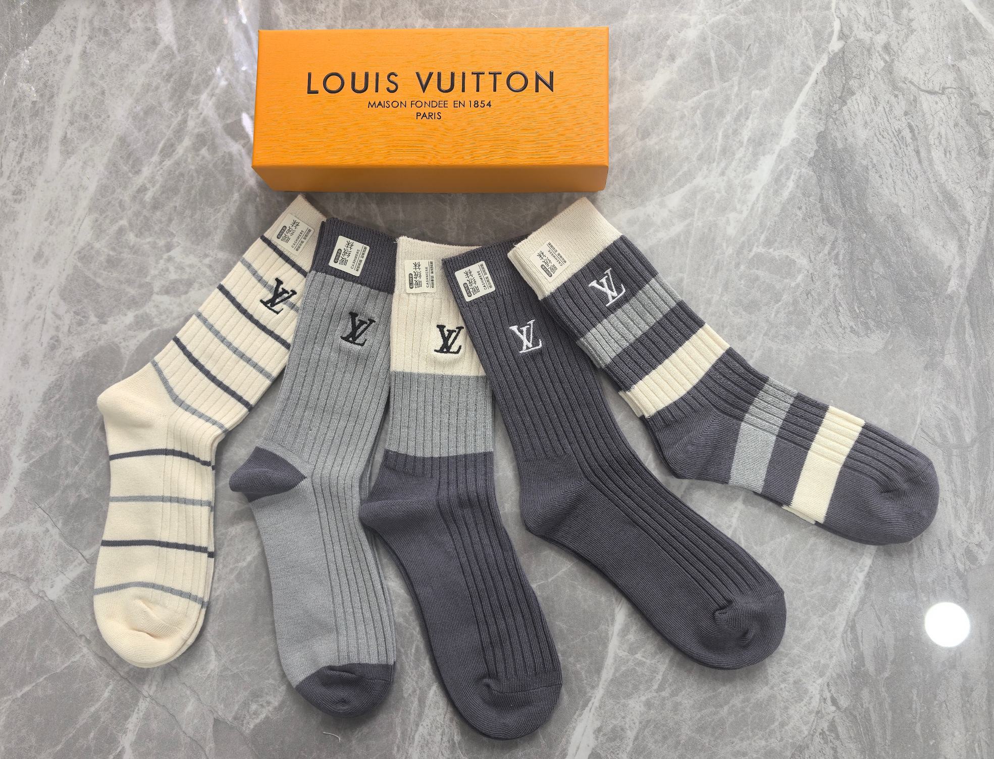 💛配包装LV（路易威登） 新款双针刺绣经典中长筒袜堆堆袜袜子！一盒五双， 专柜同步筒袜袜子，💛大牌出街，