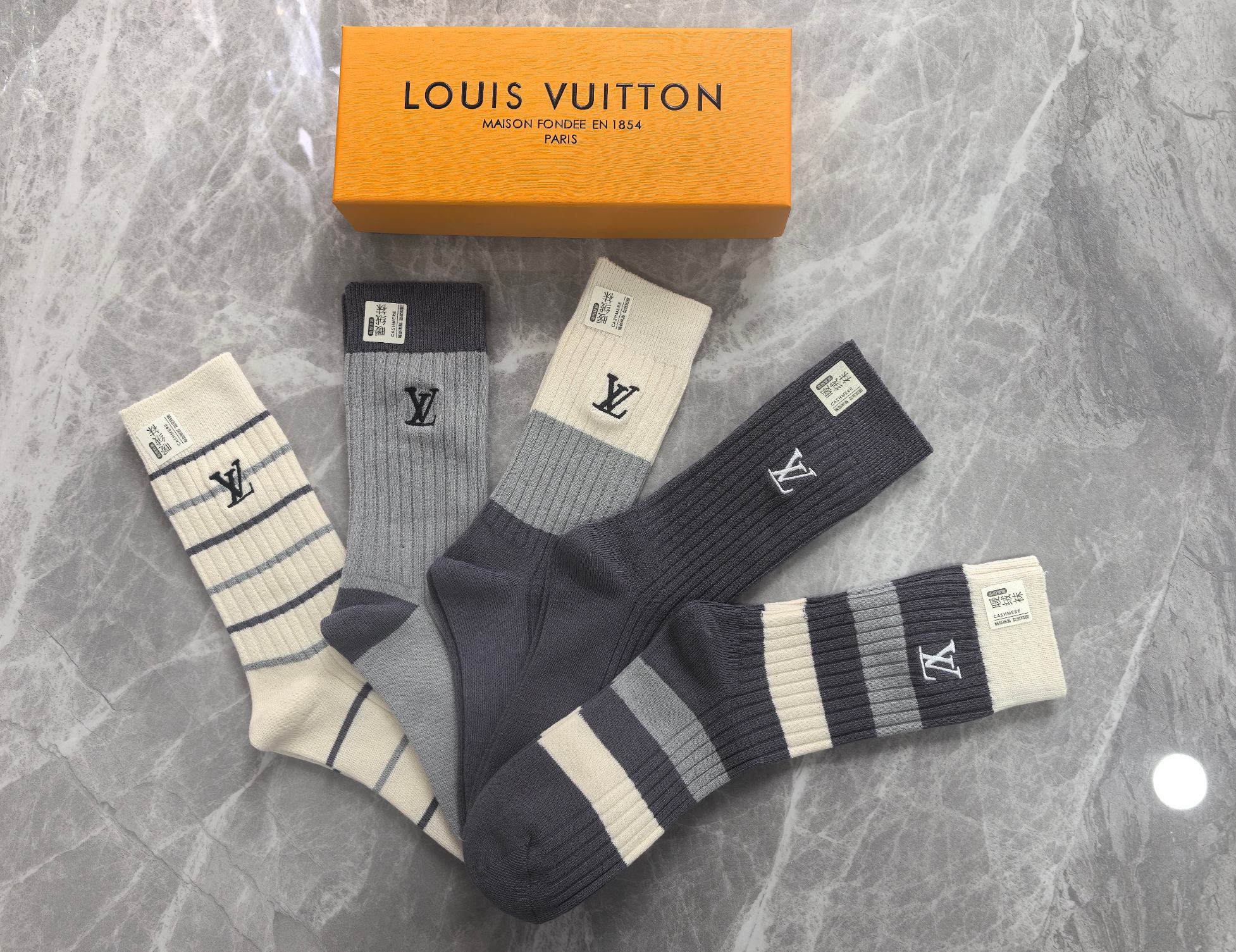 💛配包装LV（路易威登） 新款双针刺绣经典中长筒袜堆堆袜袜子！一盒五双， 专柜同步筒袜袜子，💛大牌出街，