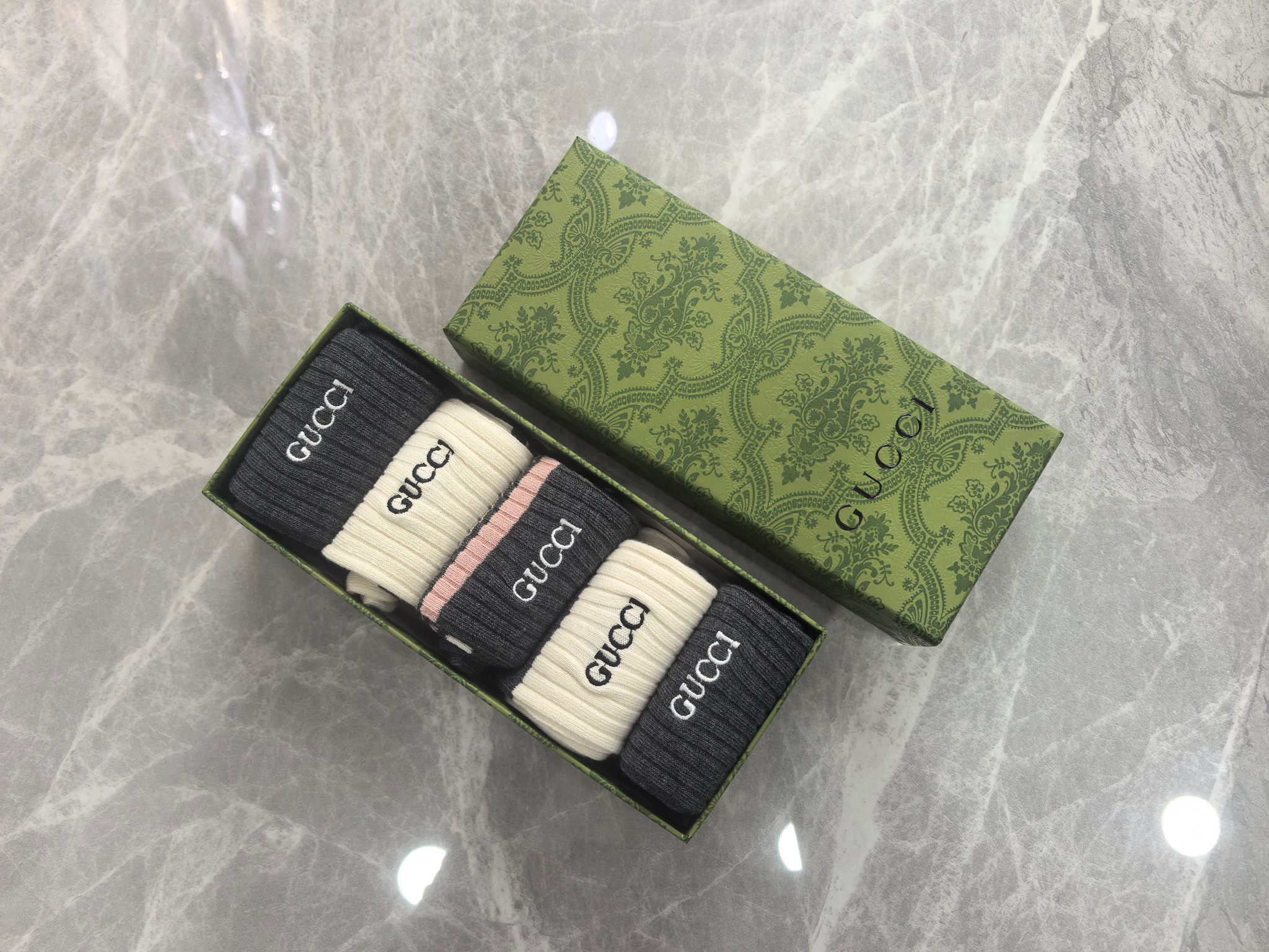 💛配包装Gucci（古驰） 新款双针刺绣经典中长筒袜堆堆袜袜子！一盒五双， 专柜同步筒袜袜子，💛大牌出街