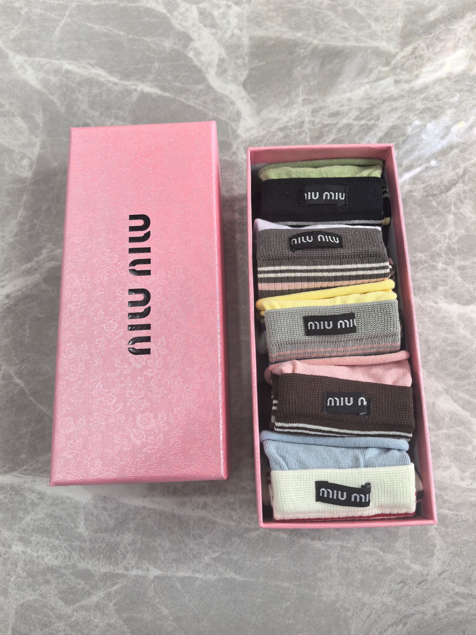 💛配包装MIUMIU （缪缪）新款布标饰品袜中长款堆堆袜袜子！一盒五双， 专柜同步筒款袜子，💛大牌出街，