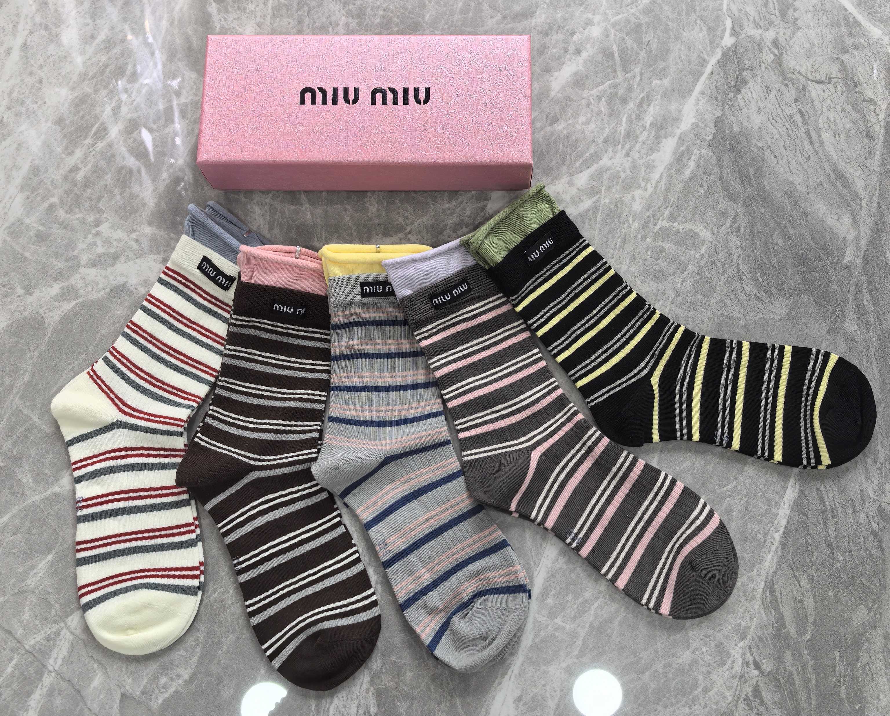 💛配包装MIUMIU （缪缪）新款布标饰品袜中长款堆堆袜袜子！一盒五双， 专柜同步筒款袜子，💛大牌出街，