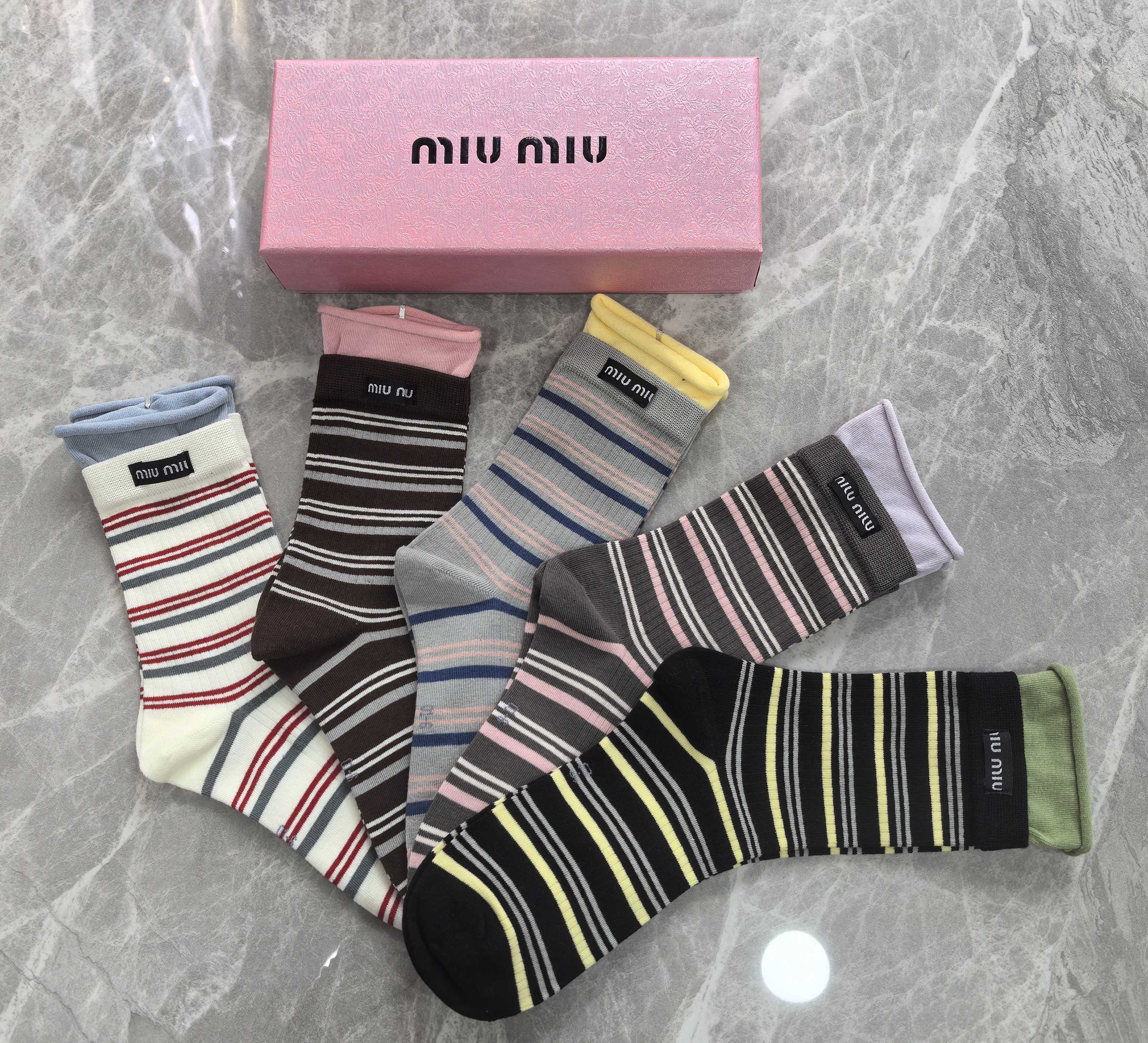 💛配包装MIUMIU （缪缪）新款布标饰品袜中长款堆堆袜袜子！一盒五双， 专柜同步筒款袜子，💛大牌出街，