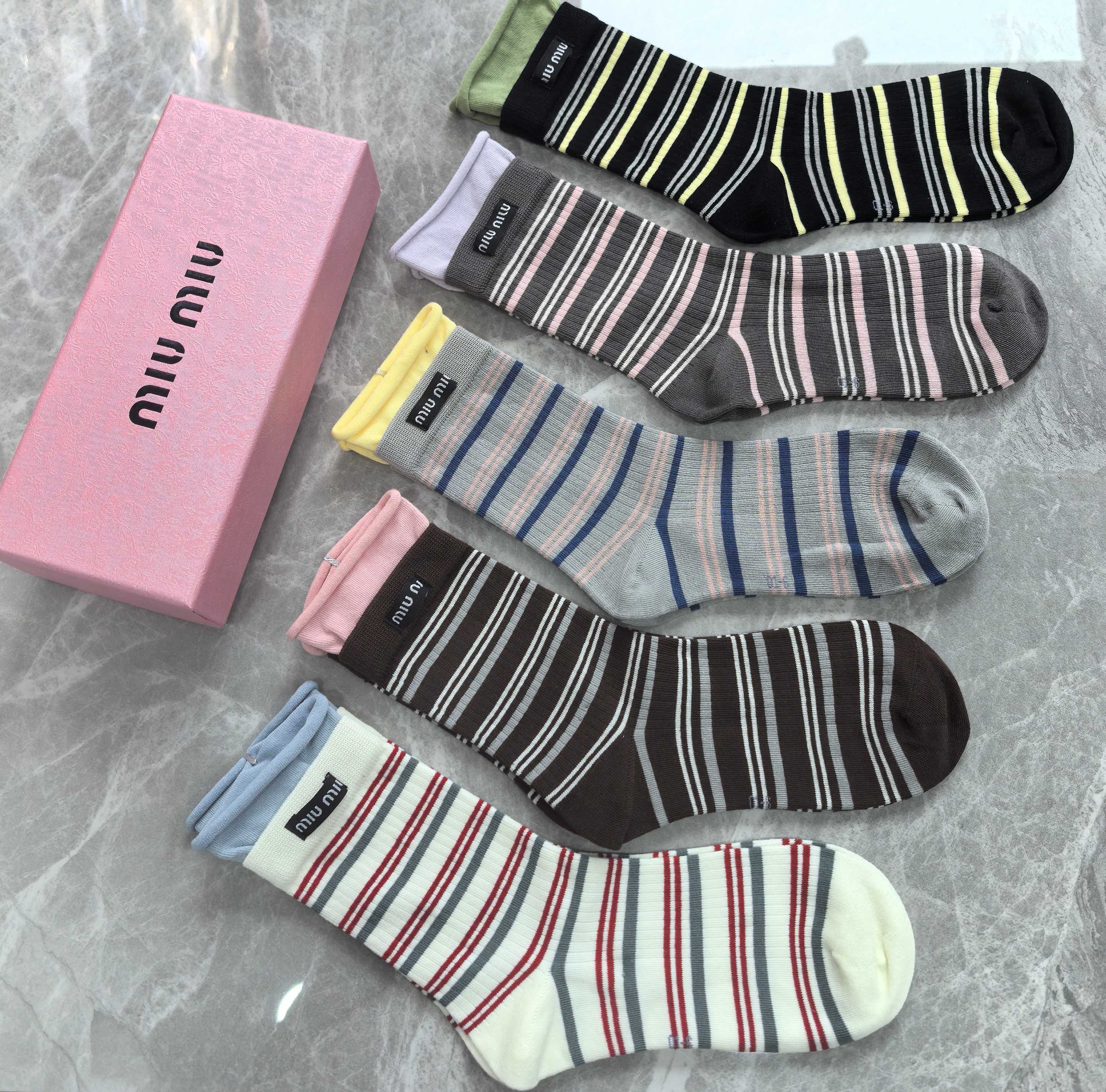 💛配包装MIUMIU （缪缪）新款布标饰品袜中长款堆堆袜袜子！一盒五双， 专柜同步筒款袜子，💛大牌出街，