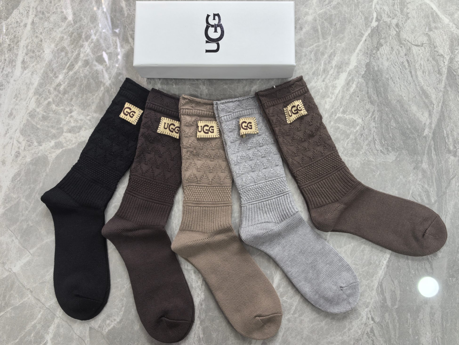 💛配包装UGG 新款布标饰品袜中长款堆堆袜袜子！一盒五双， 专柜同步筒款袜子，💛大牌出街，潮人必备🔥超好