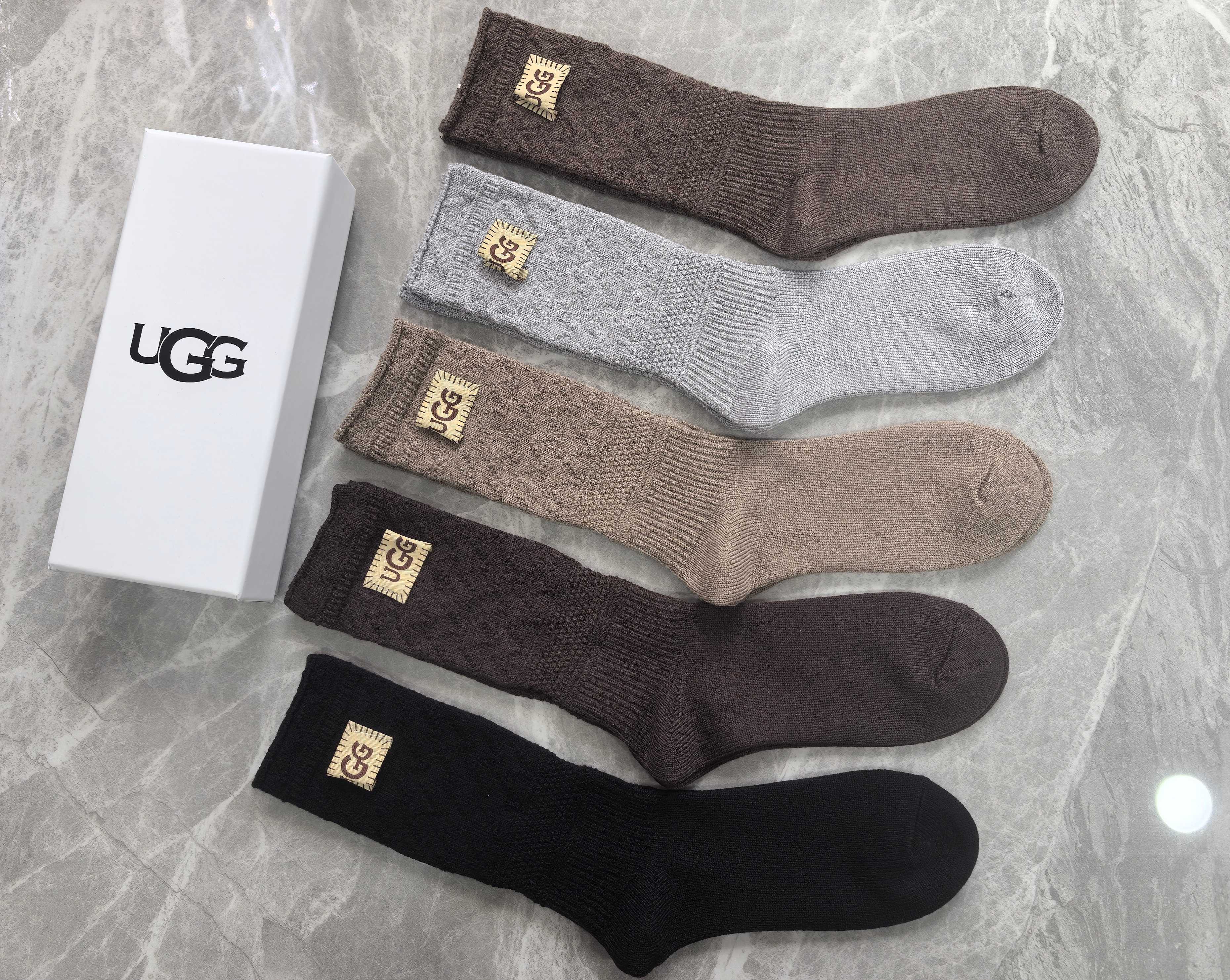 💛配包装UGG 新款布标饰品袜中长款堆堆袜袜子！一盒五双， 专柜同步筒款袜子，💛大牌出街，潮人必备🔥超好