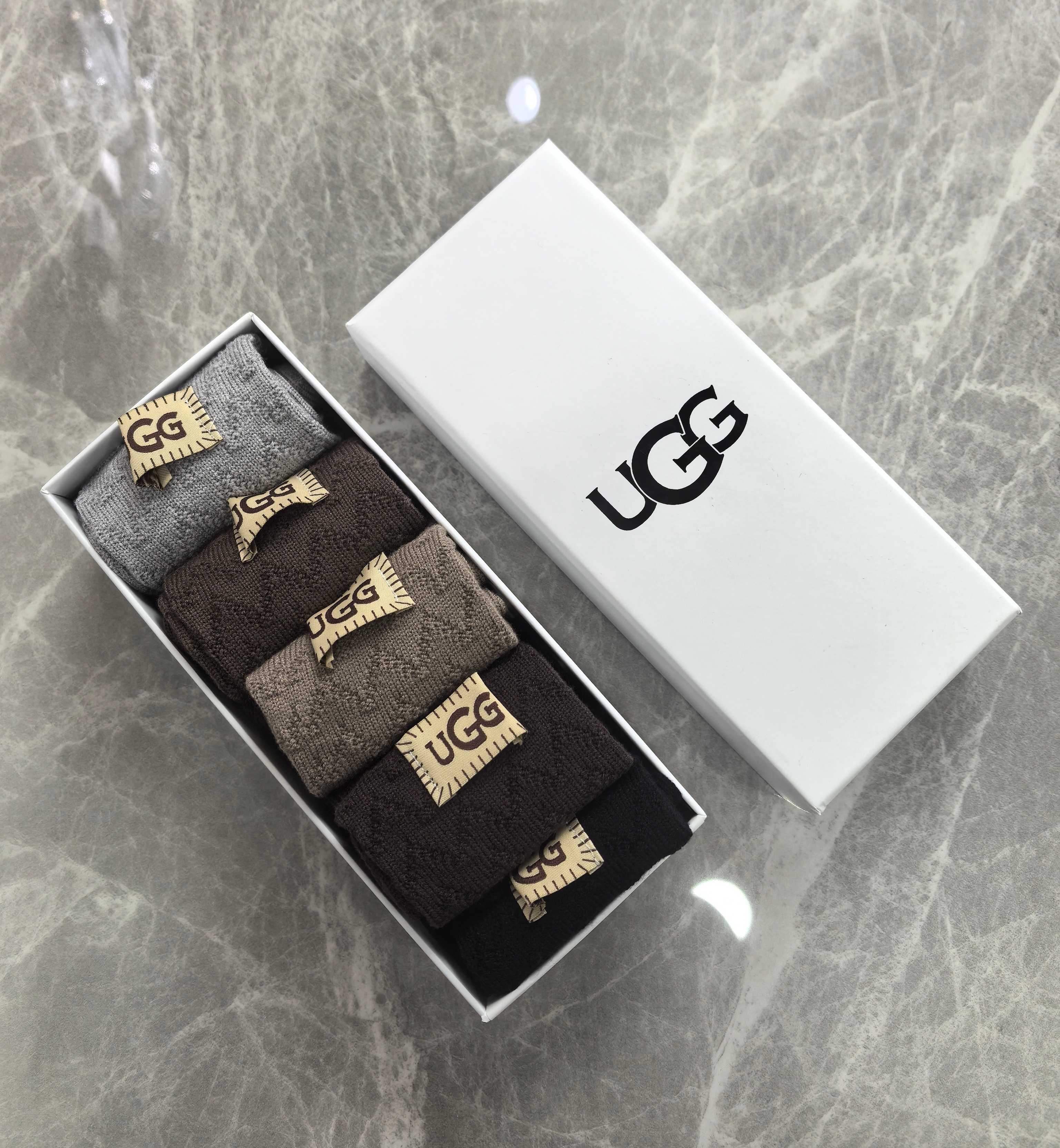 💛配包装UGG 新款布标饰品袜中长款堆堆袜袜子！一盒五双， 专柜同步筒款袜子，💛大牌出街，潮人必备🔥超好