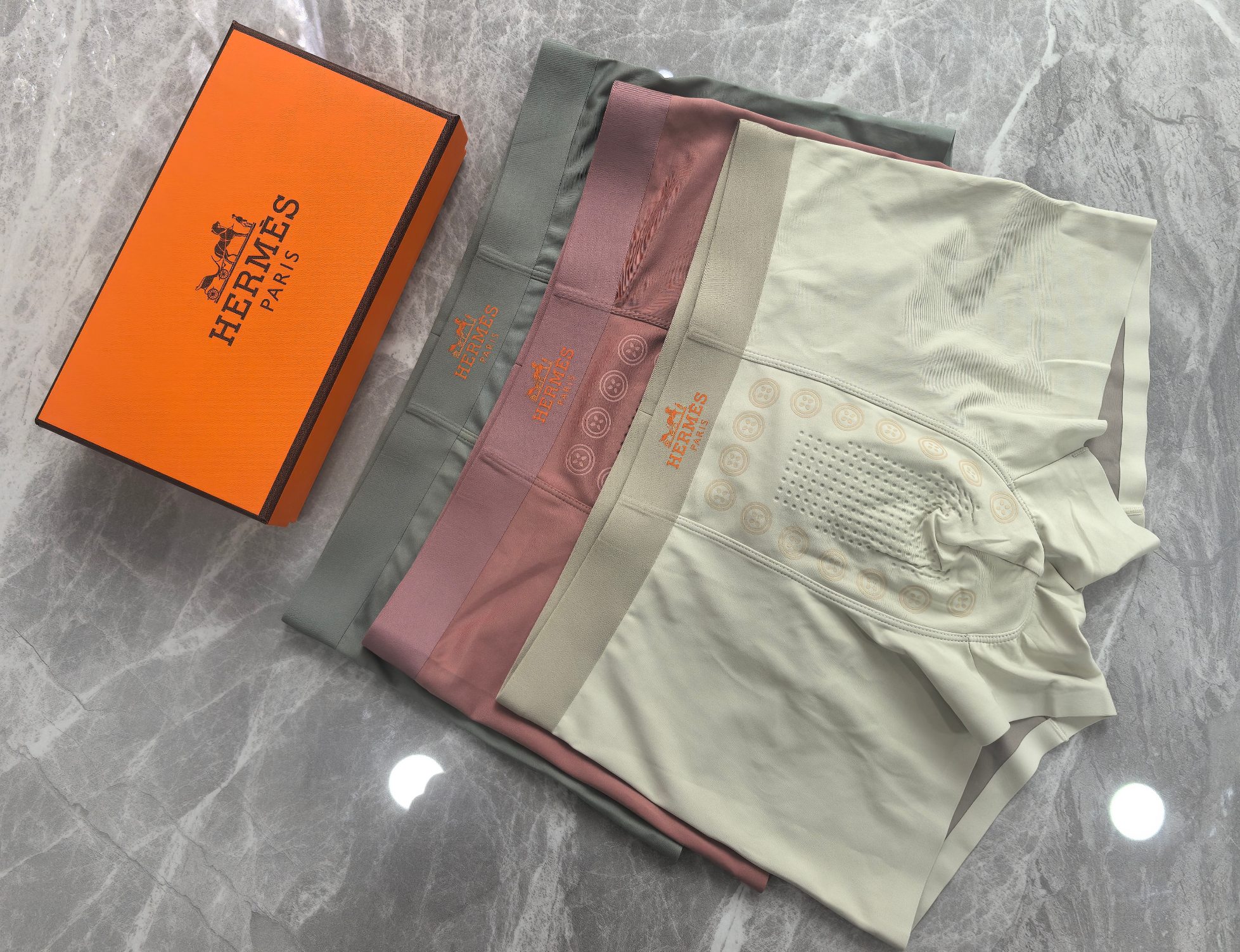 新品！HERMES（爱马仕）3D工艺。原单品质，时尚潮男新品 锦纶冰丝无缝切割工艺 科学配 76%锦纶+