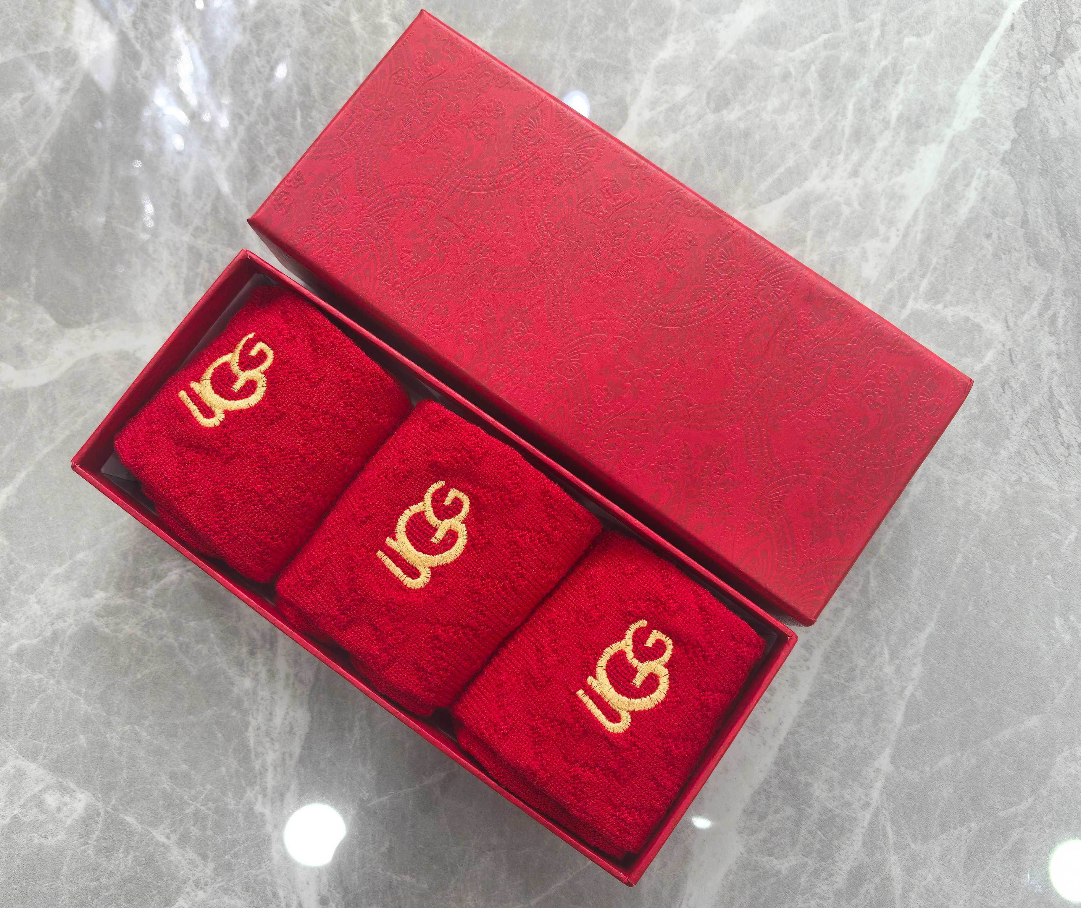 NO:677204,Special packaging, booming big red socks, UGG's new classic embroidered mid-length pile socks!  Five pairs in a box, synchronized tube socks at the counter, big brands going out on the street, a must-have for fashionistas, super easy to match. Socks, stockings, socks, socks19860909特配包装 红红火火 大红袜 UGG新款经典刺绣中长款堆堆袜袜子！一盒五双,专柜同步筒袜袜子,大牌出街,潮人必备超好搭.袜子,丝袜,袜子,socks,accessory