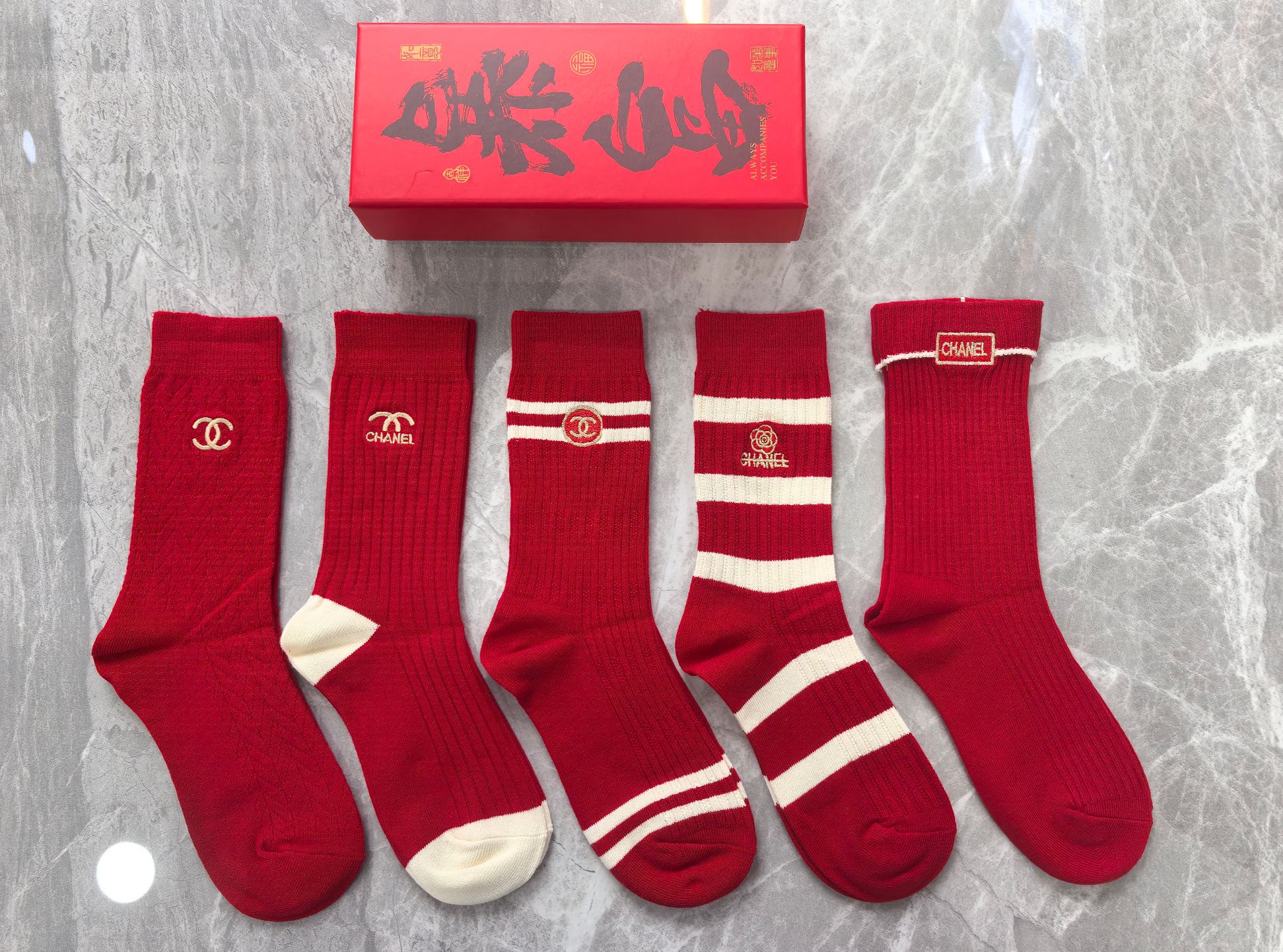 NO:677208,Special packaging, booming big red socks, Chanel (Chanel) new classic embroidered mid-length pile socks!  Five pairs in a box, counter-synchronized tube socks, big brands out on the street, a must-have for fashionistas, super easy to match. Socks, stockings, socks, chanel, chanel, socks19860909特配包装 红红火火 大红袜 Chanel(香奈儿)新款经典刺绣中长款堆堆袜袜子！一盒五双,专柜同步筒袜袜子,大牌出街,潮人必备超好搭.袜子,丝袜,袜子,chanel,chanel,socks,accessory