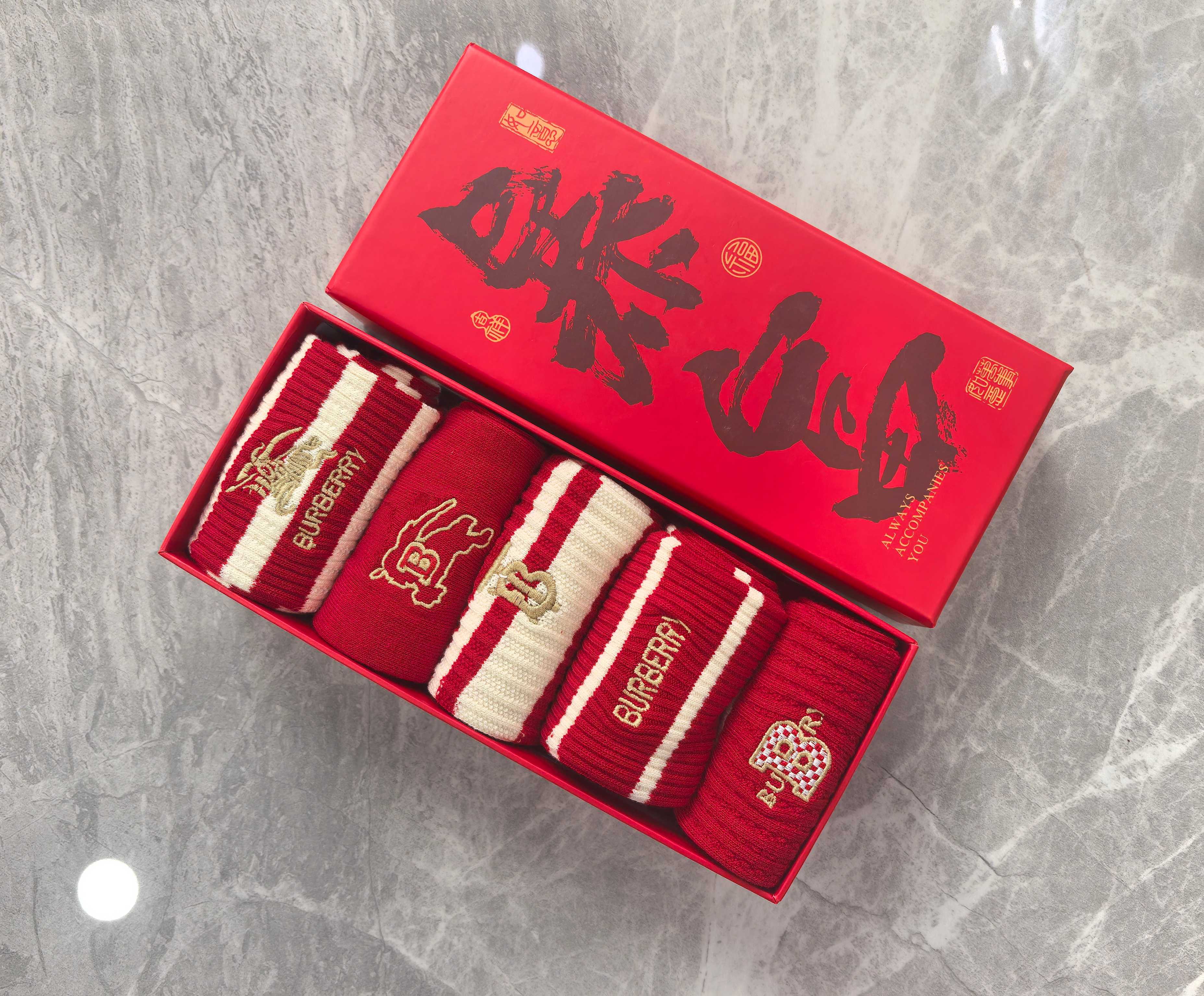 NO:677299,Special packaging, red and red socks, Burberry's new classic embroidered mid-length pile socks!  Five pairs in a box, counter-synchronized tube socks, big brands out on the street, a must-have for fashionistas, super easy to match. Socks, stockings, socks, burberry, burberry, socks19860909特配包装 红红火火 大红袜 Burberry（巴宝莉）新款经典刺绣中长款堆堆袜袜子！一盒五双,专柜同步筒袜袜子,大牌出街,潮人必备超好搭.袜子,丝袜,袜子,burberry,burberry,socks,accessory