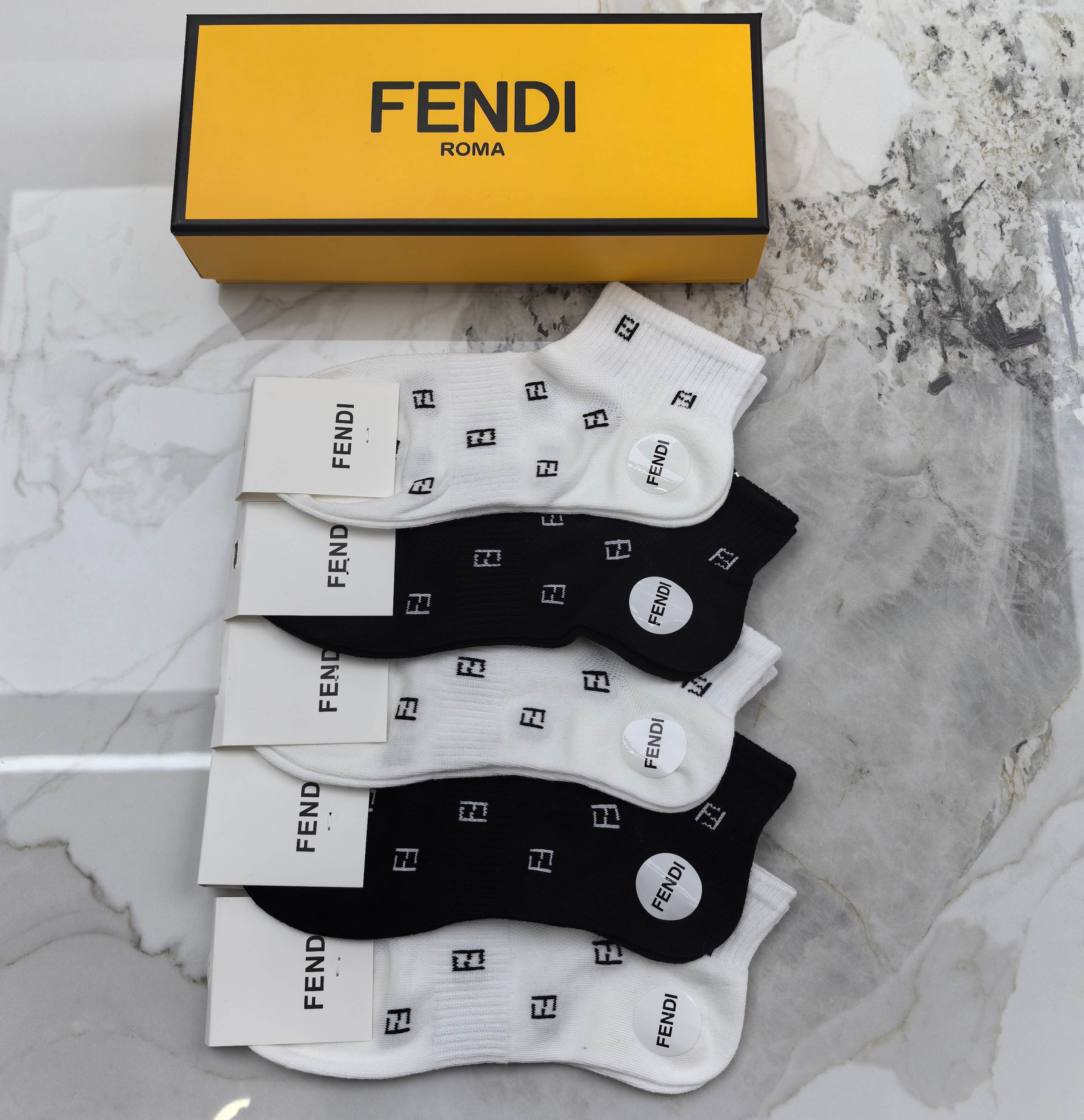 Nuevo 🎉🎉🎉FENDI (Fendi) artículo de mostrador 🎉 modelo en venta en la web oficial 🎉 caña alta 😝 buena calidad, alt…