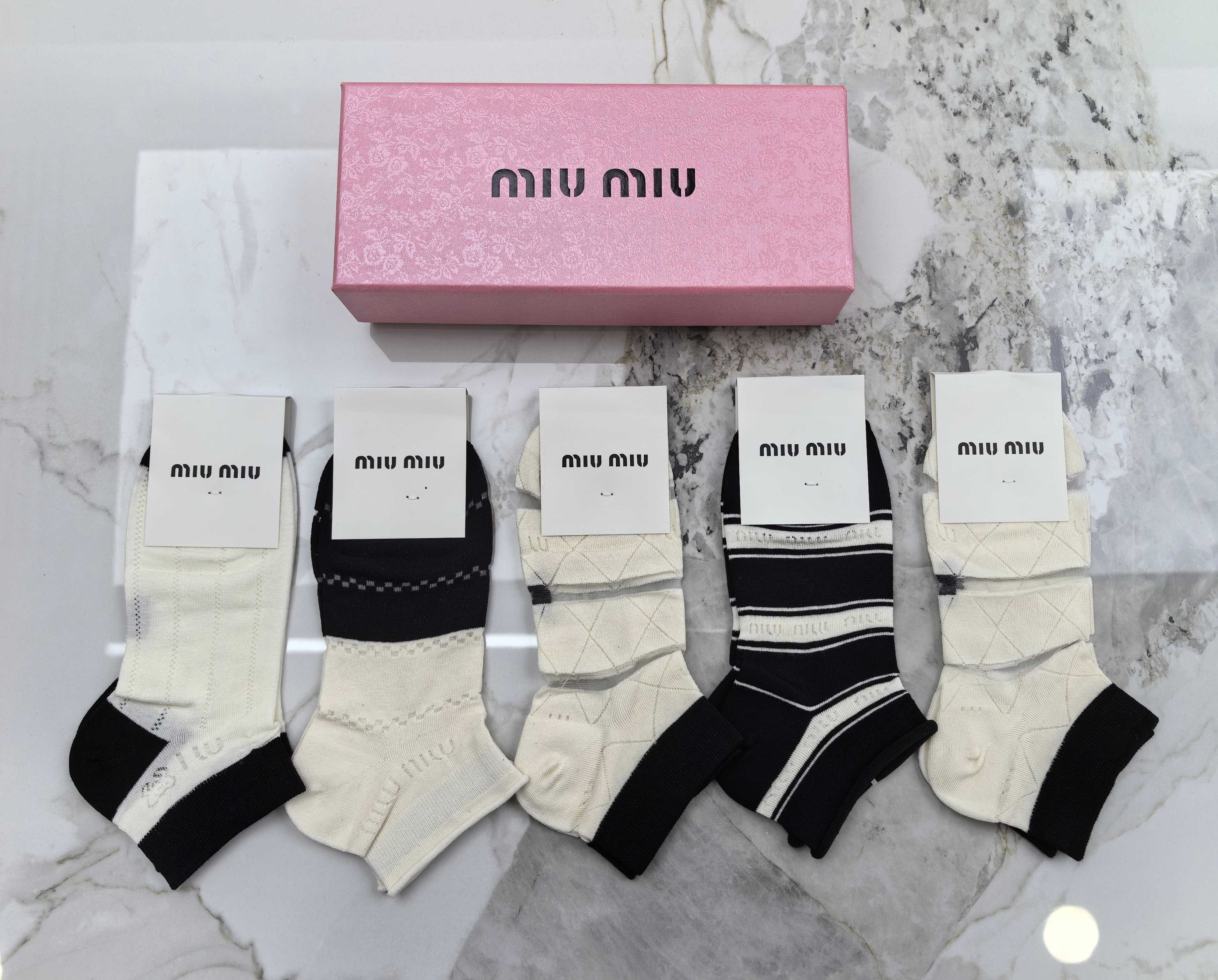 NO:881052,Special packaging MIUMIU's new medium and short style pile socks!  Five pairs in a box, synchronized tube socks at the counter, big brands out on the street, must-have socks for fashionistas, stockings, socks, miumiu, socks19860909特 配包装 MIUMIU（缪缪）新款中短款堆堆袜袜子！一盒五双, 专柜同步筒款袜子,大牌出街,潮人必备超好搭袜子,丝袜,袜子,miumiu,socks,accessory