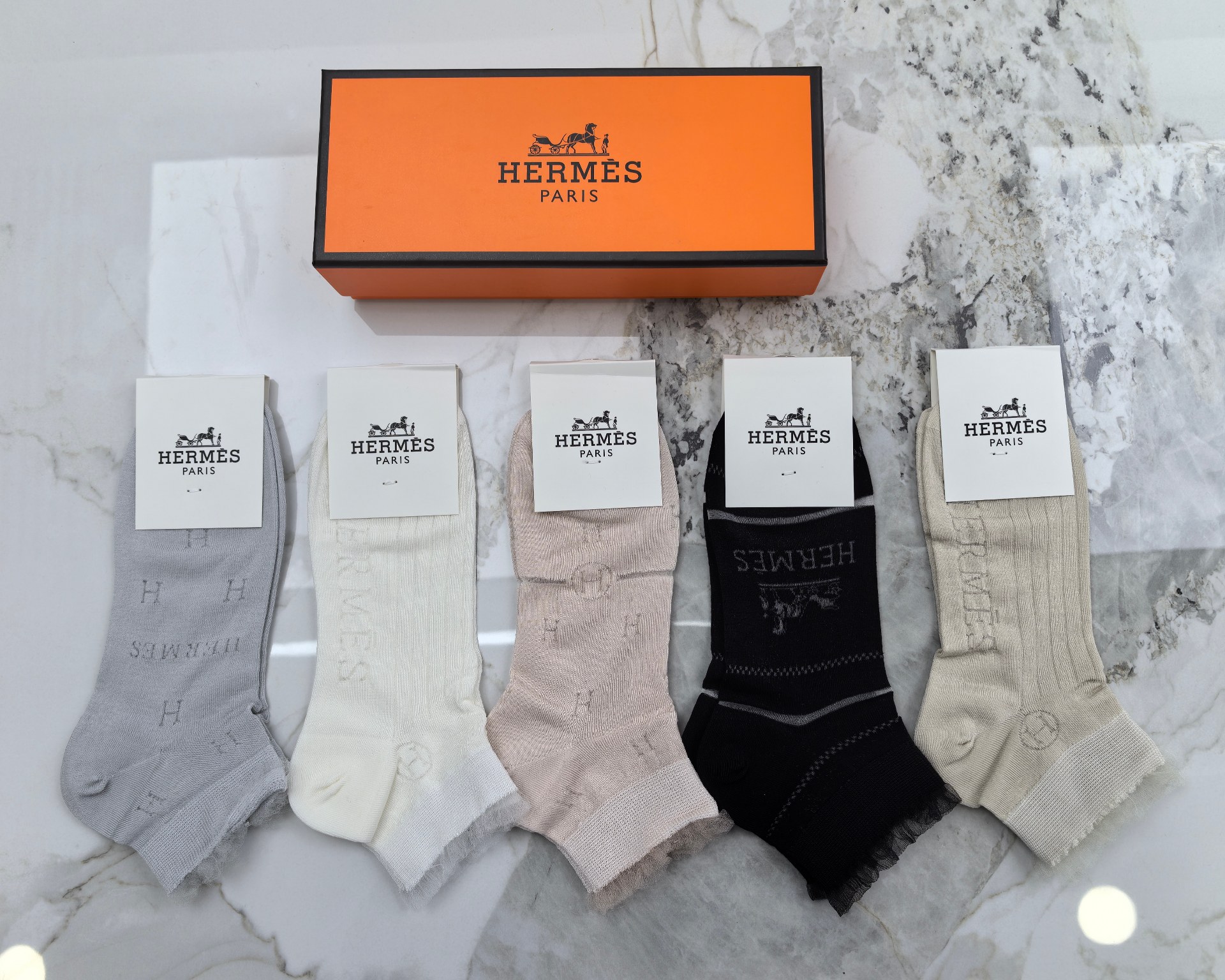 NO:881048,Special packaging HERMES new short and medium style pile socks!  Five pairs in a box, synchronized tube socks at the counter, big brands out on the street, must-have socks for fashionistas, stockings, socks, hermes, hermes, socks19860909特 配包装 HERMES（爱马仕）新款中短款堆堆袜袜子！一盒五双, 专柜同步筒款袜子,大牌出街,潮人必备超好搭袜子,丝袜,袜子,hermes,hermes,socks,accessory