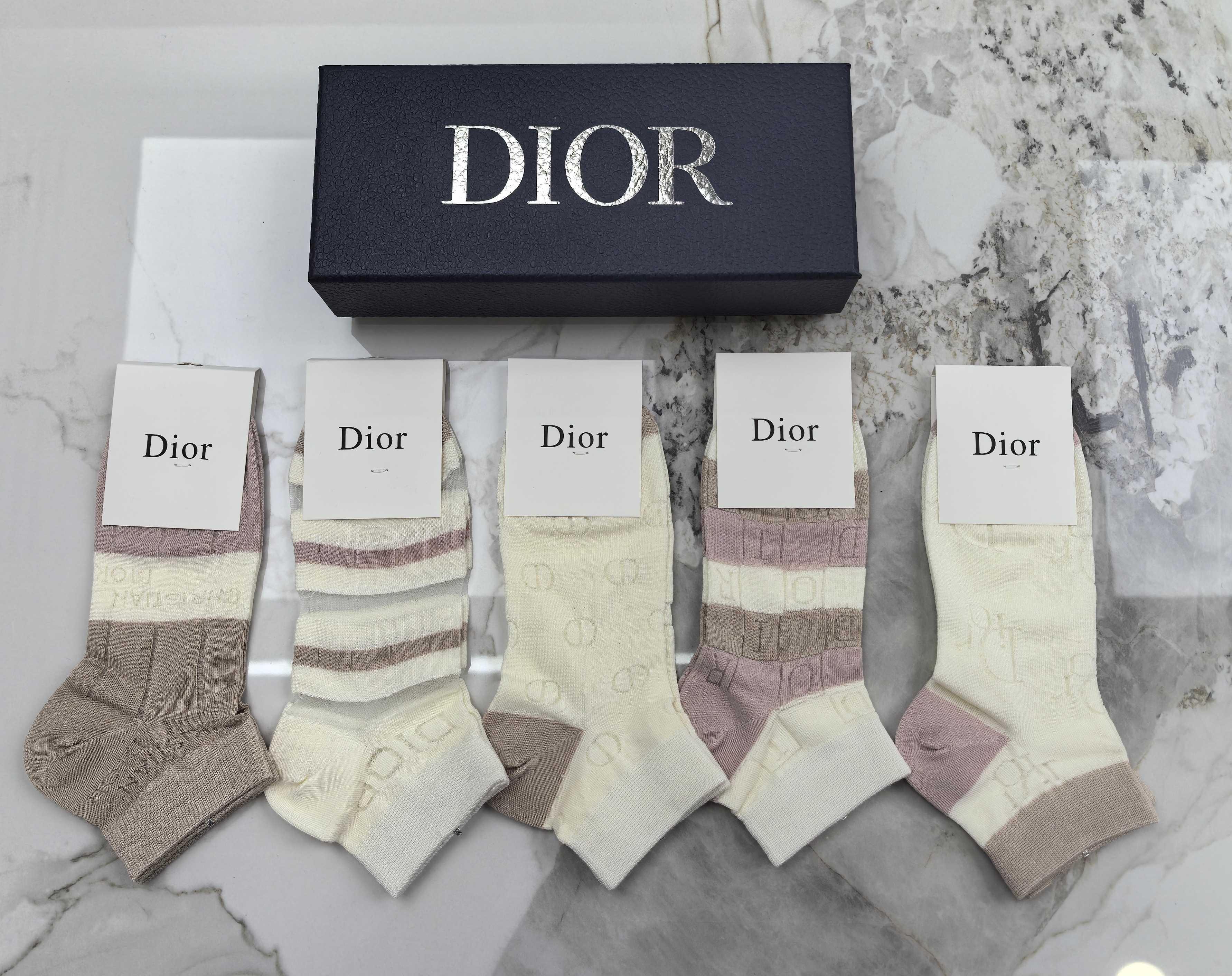 NO:881039,Special packaging DIOR (Dior) new short and medium style pile socks!  Five pairs in a box, synchronized tube socks at the counter, big brands out on the street, must-have socks for fashionistas, stockings, socks, dior, dior, socks19860909特 配包装 DIOR（迪奥）新款中短款堆堆袜袜子！一盒五双, 专柜同步筒款袜子,大牌出街,潮人必备超好搭袜子,丝袜,袜子,dior,dior,socks,accessory