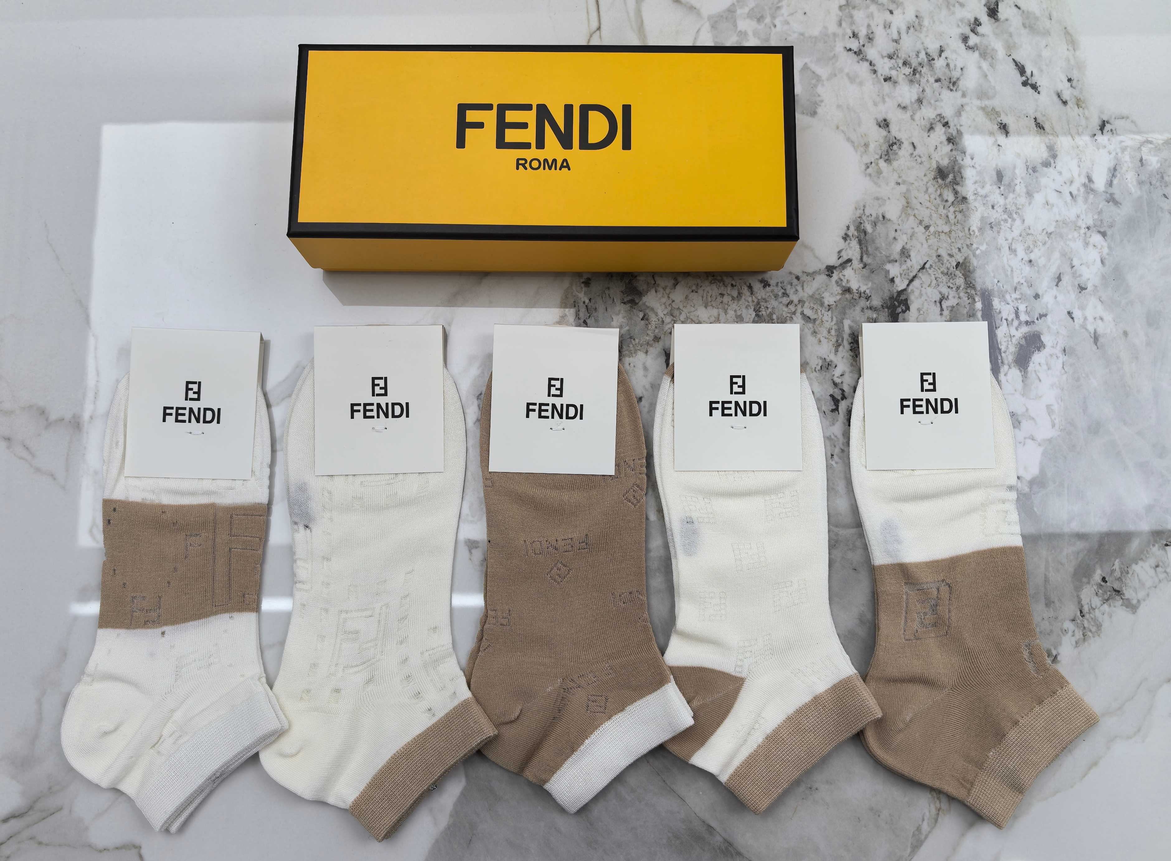 NO:881013,Special packaging FENDI (Fendi) new short and medium style pile socks!  Five pairs in a box, counter-synchronized tube socks, big brands out on the street, fashionable people must have super matching socks, stockings, socks, fendi, fendi, socks19860909特 配包装 FENDI（芬迪）新款中短款堆堆袜袜子！一盒五双, 专柜同步筒款袜子,大牌出街,潮人必备超好搭袜子,丝袜,袜子,fendi,fendi,socks,accessory