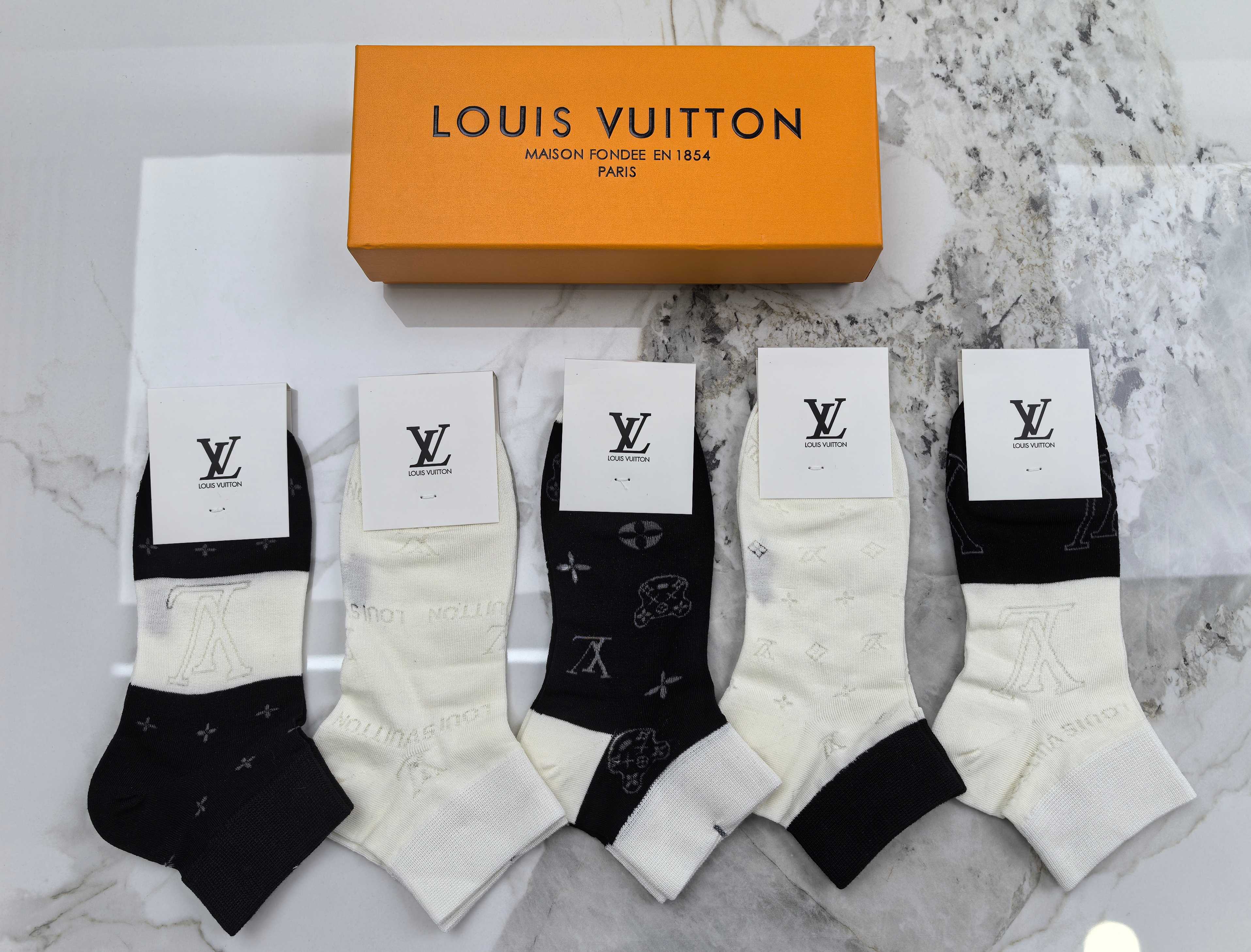 NO:881018,Specially packaged LV (Louis Vuitton) new short and medium style pile socks!  Five pairs in a box, counter-synchronized tube socks, big brands out on the street, fashionable people must have super matching socks, stockings, socks, louis vuitton, louis vuitton, socks19860909特 配包装 LV（路易威登）新款中短款堆堆袜袜子！一盒五双, 专柜同步筒款袜子,大牌出街,潮人必备超好搭袜子,丝袜,袜子,louis vuitton,louis vuitton,socks,accessory