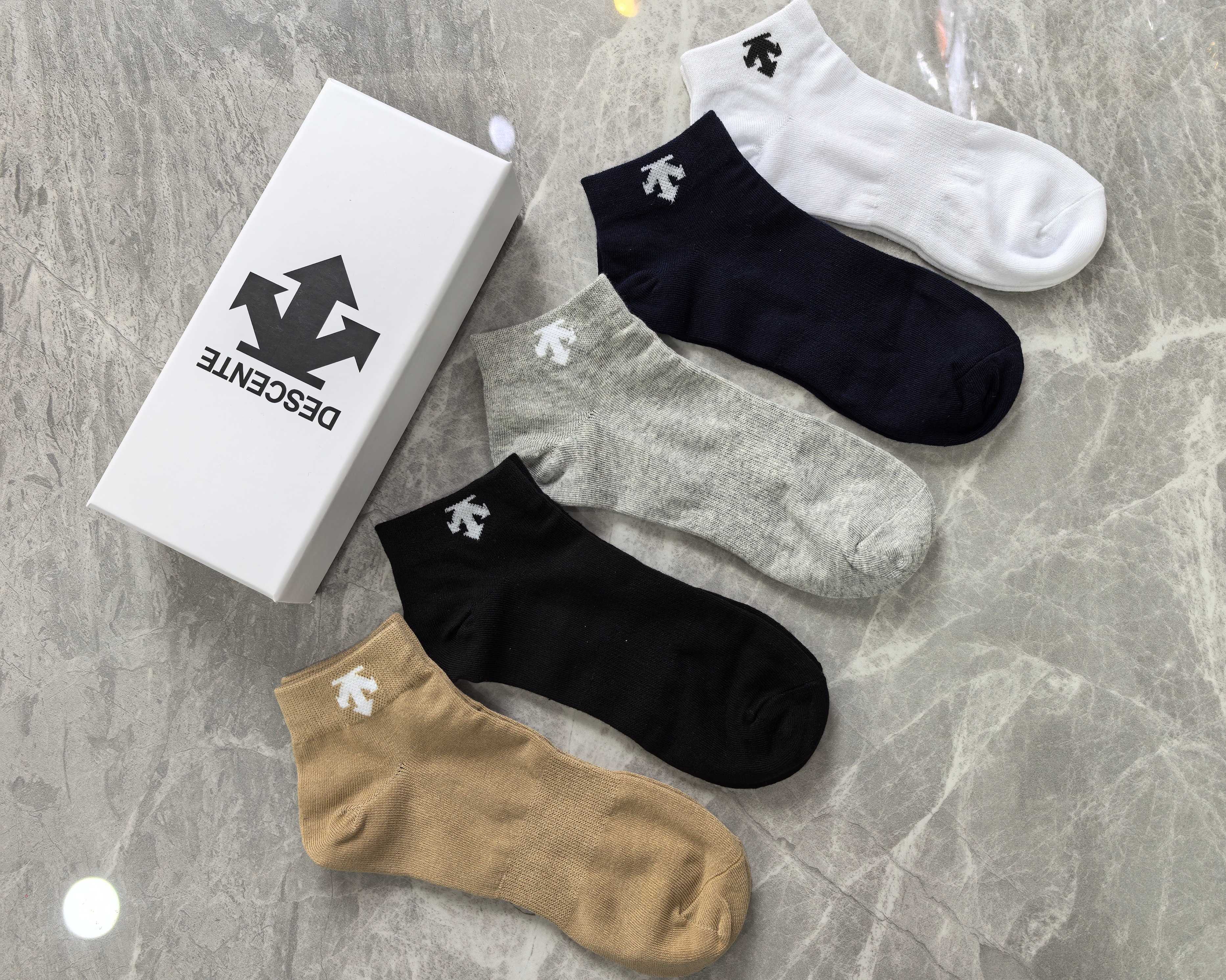 出新拉[哇]🎉🎉🎉DESCENTE（迪桑特）官网同款🎉专柜畅销款🎉🎉潮款！百搭！纯棉质量、上脚舒适透气性