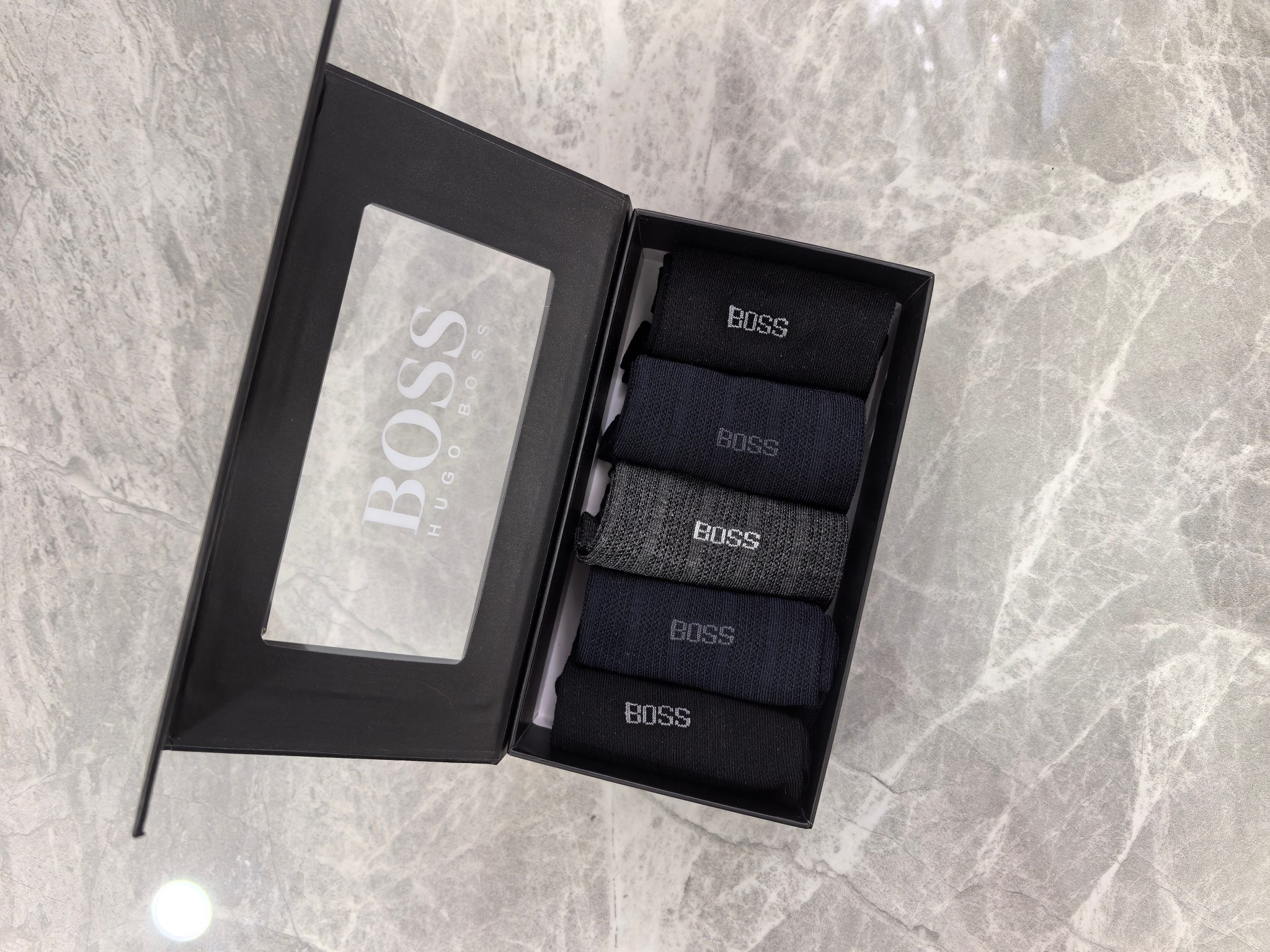 新款上市、商务系列：BOSS～莫代尔材质～穿着舒适透气、柔软贴脚、磁铁盒子上档次～一盒5双入、