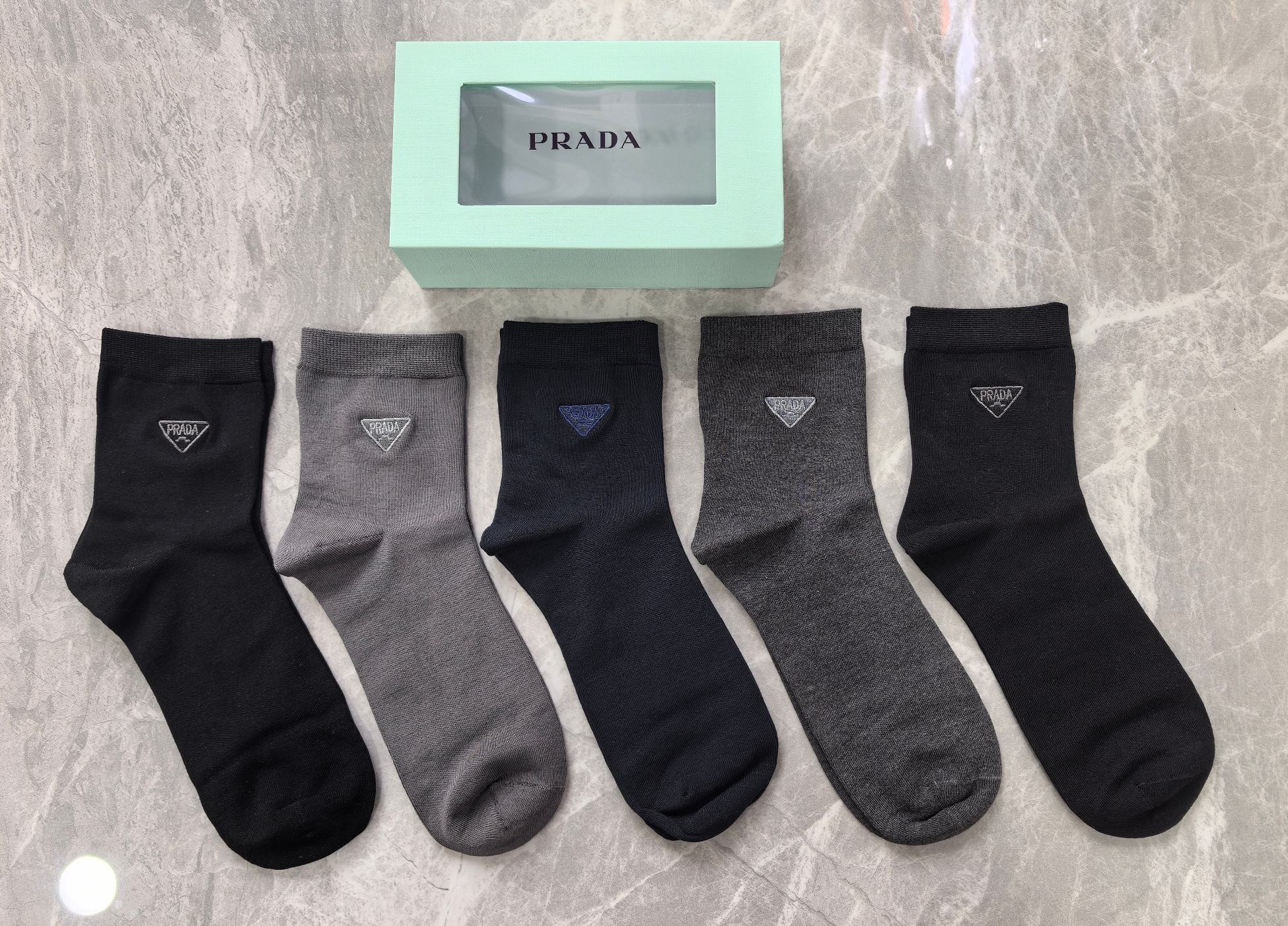 新款上市、商务系列：PRADA（普拉达）～莫代尔材质～穿着舒适透气、柔软贴脚、磁铁盒子上档次～一盒5双入