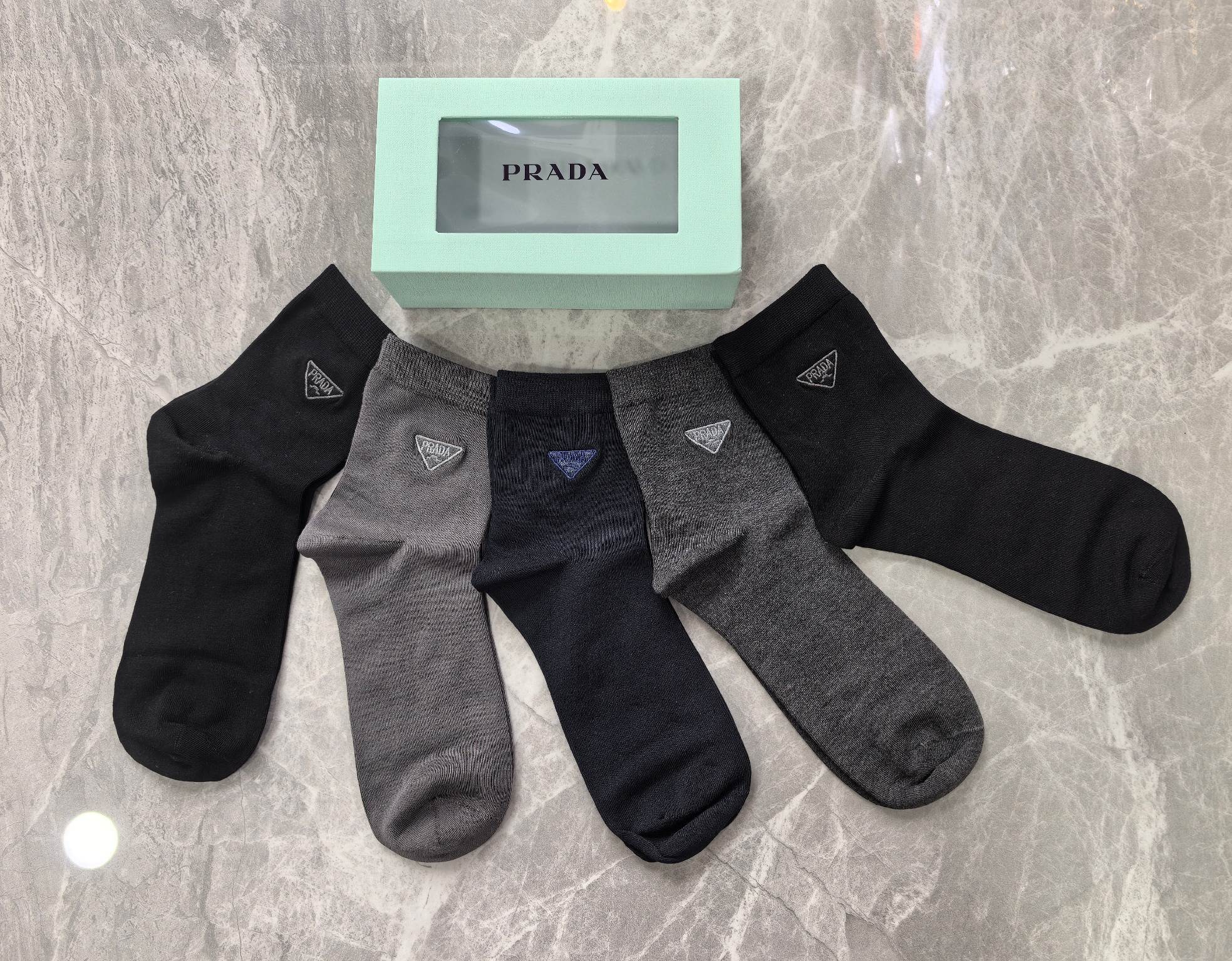 新款上市、商务系列：PRADA（普拉达）～莫代尔材质～穿着舒适透气、柔软贴脚、磁铁盒子上档次～一盒5双入
