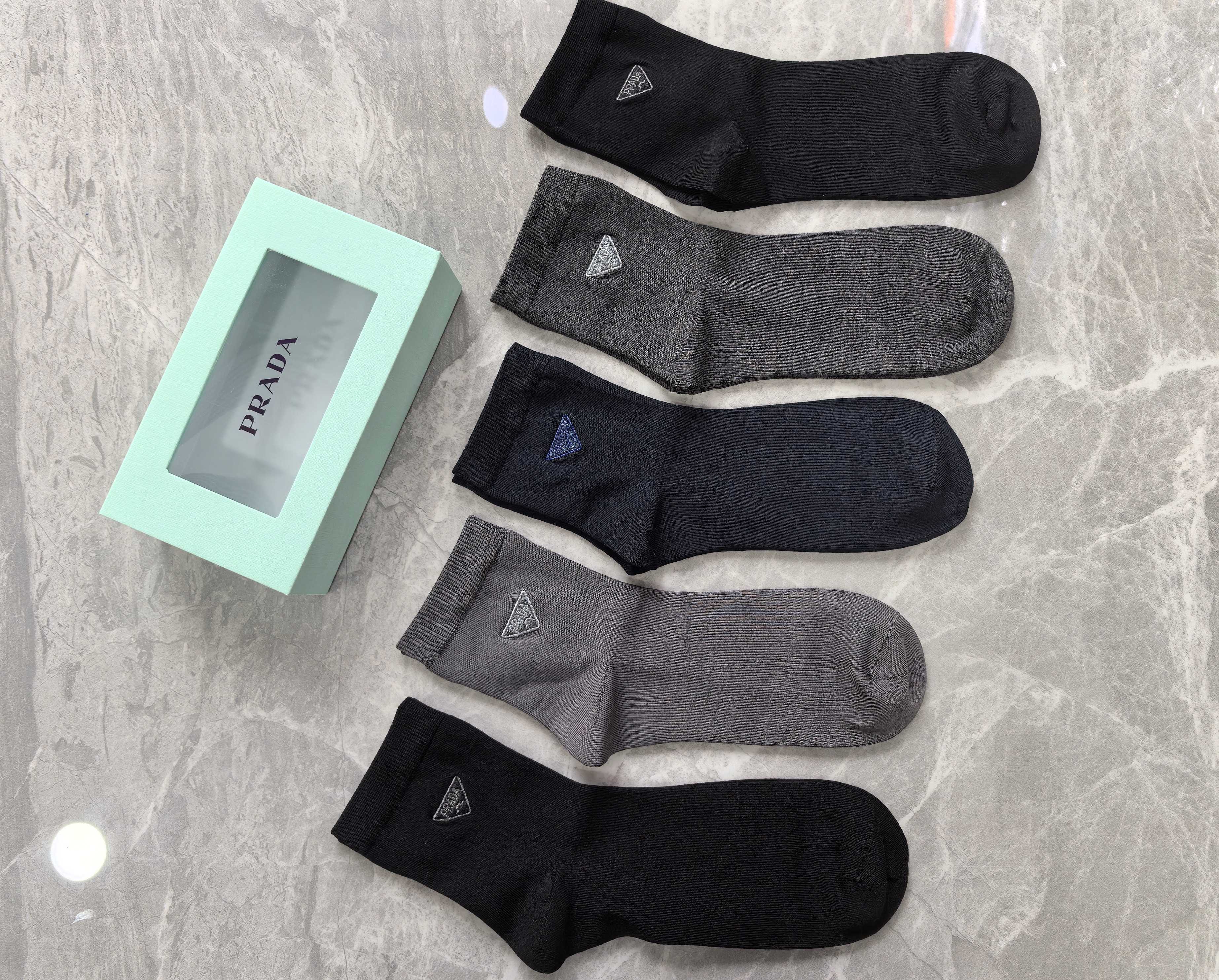 新款上市、商务系列：PRADA（普拉达）～莫代尔材质～穿着舒适透气、柔软贴脚、磁铁盒子上档次～一盒5双入