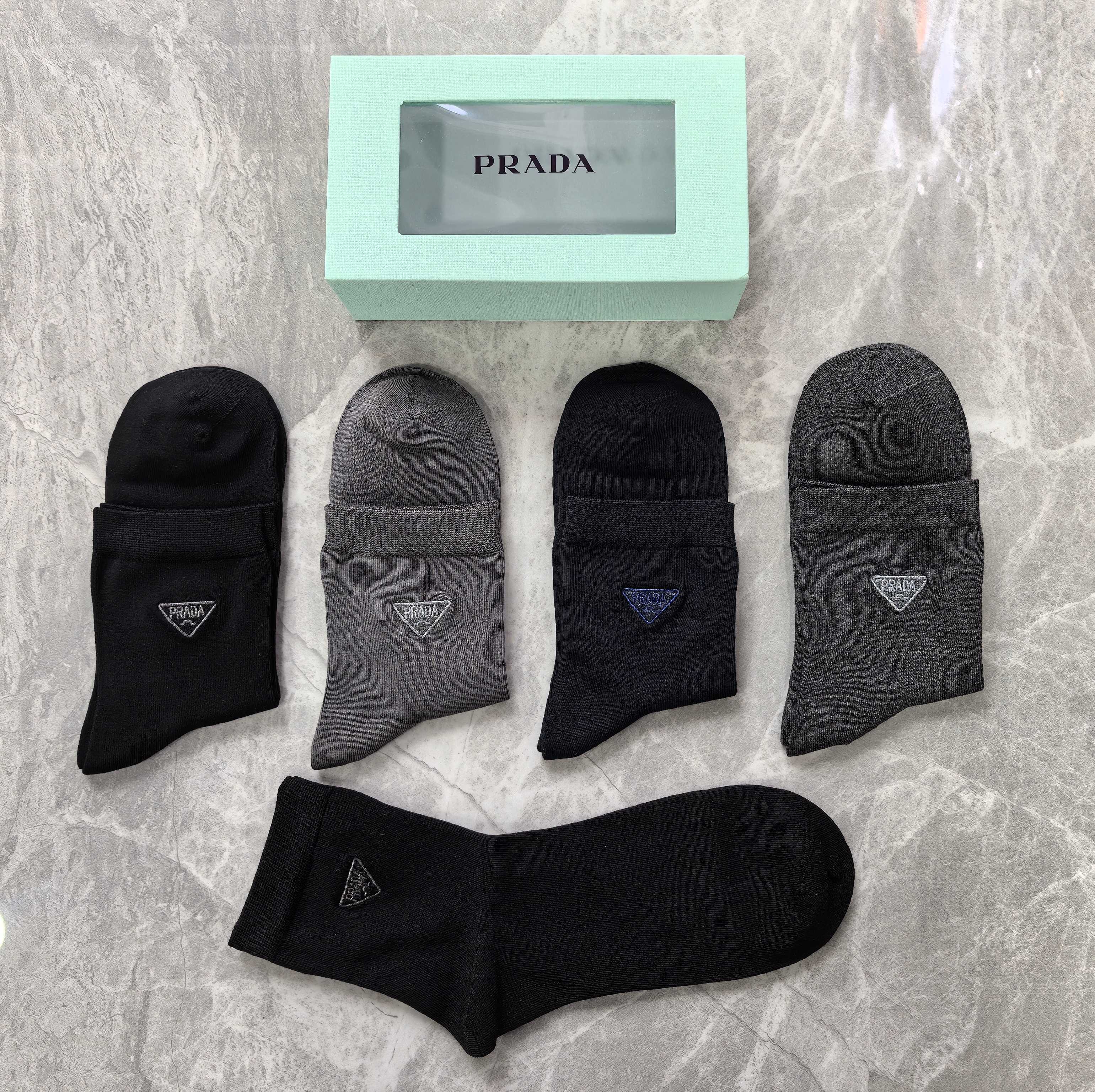 新款上市、商务系列：PRADA（普拉达）～莫代尔材质～穿着舒适透气、柔软贴脚、磁铁盒子上档次～一盒5双入