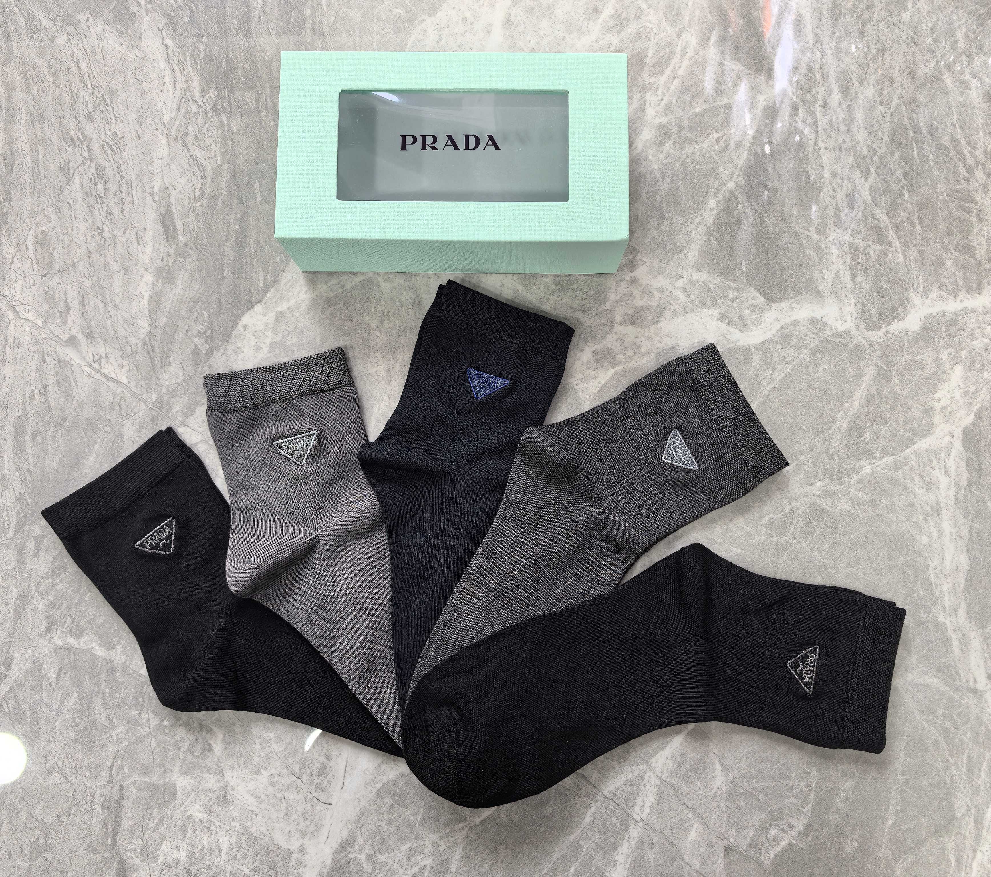 新款上市、商务系列：PRADA（普拉达）～莫代尔材质～穿着舒适透气、柔软贴脚、磁铁盒子上档次～一盒5双入