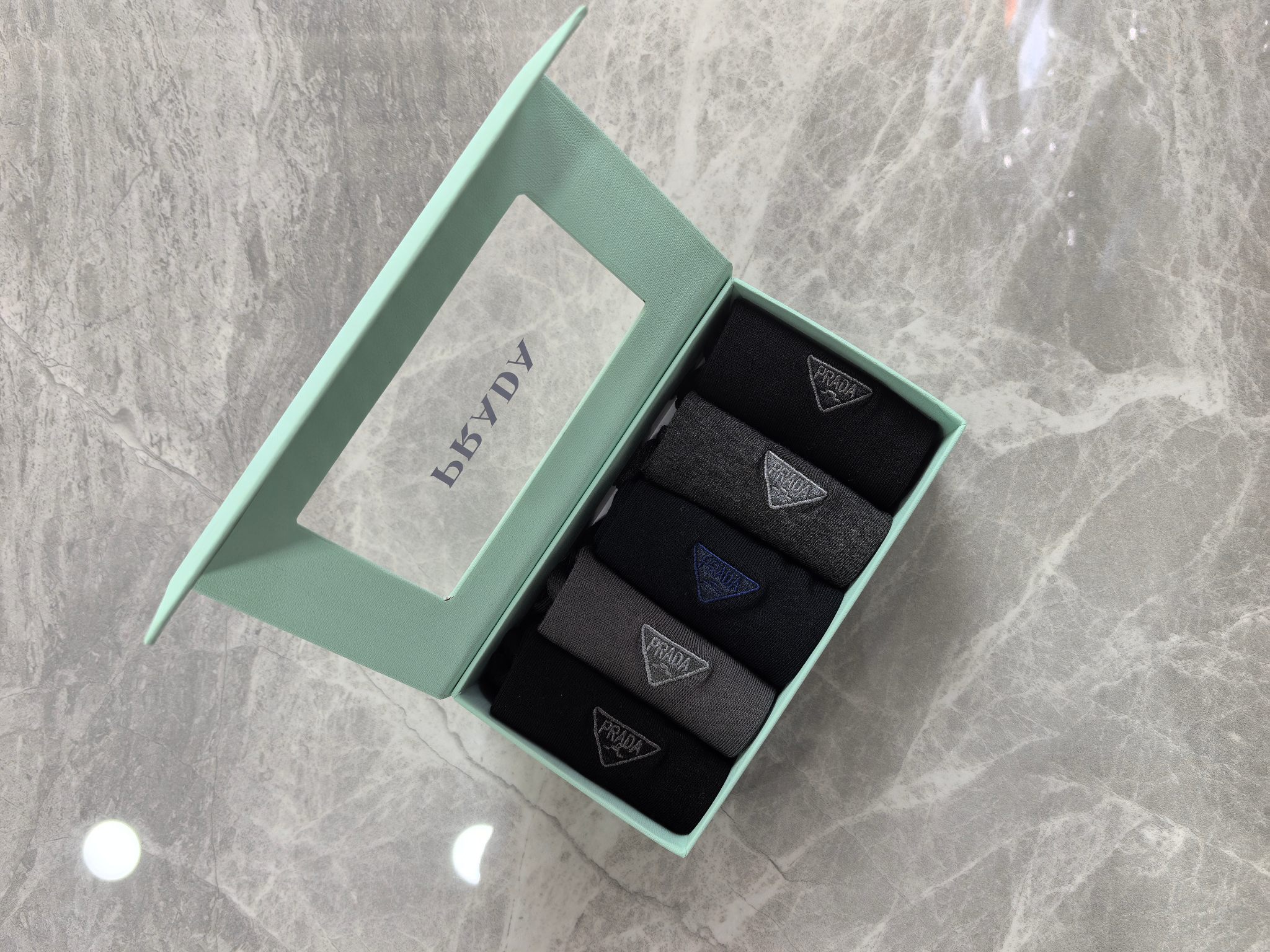 新款上市、商务系列：PRADA（普拉达）～莫代尔材质～穿着舒适透气、柔软贴脚、磁铁盒子上档次～一盒5双入
