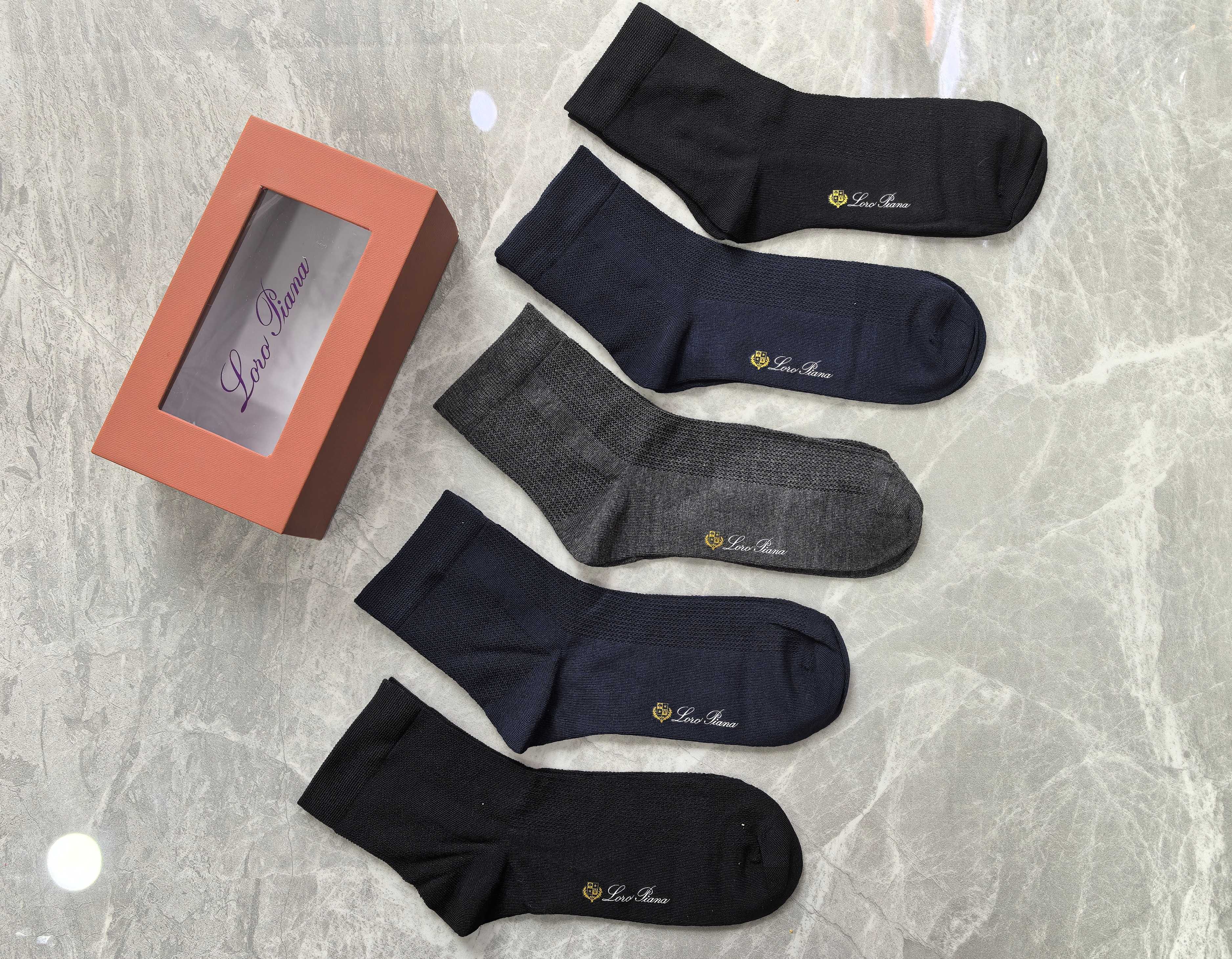 新款上市、中筒商务系列：～莫代尔材质～LP穿着舒适透气、柔软贴脚、磁铁盒子上档次～一盒5双入、