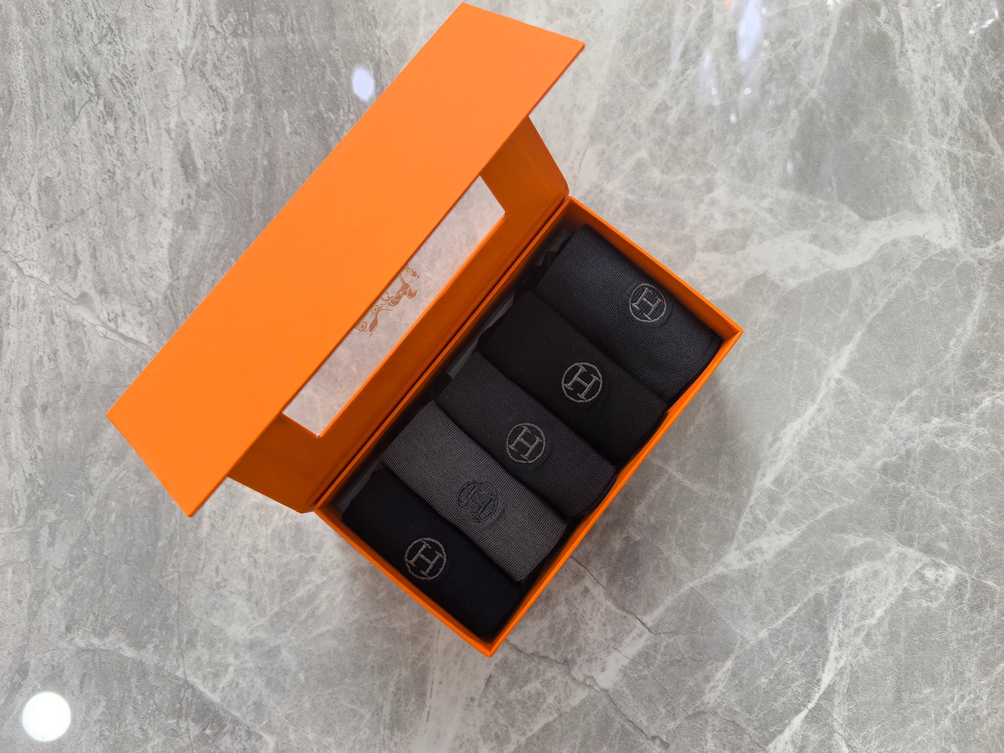 新款上市、商务系列：HERMES（爱马仕）～莫代尔材质～穿着舒适透气、柔软贴脚、磁铁盒子上档次～一盒5双