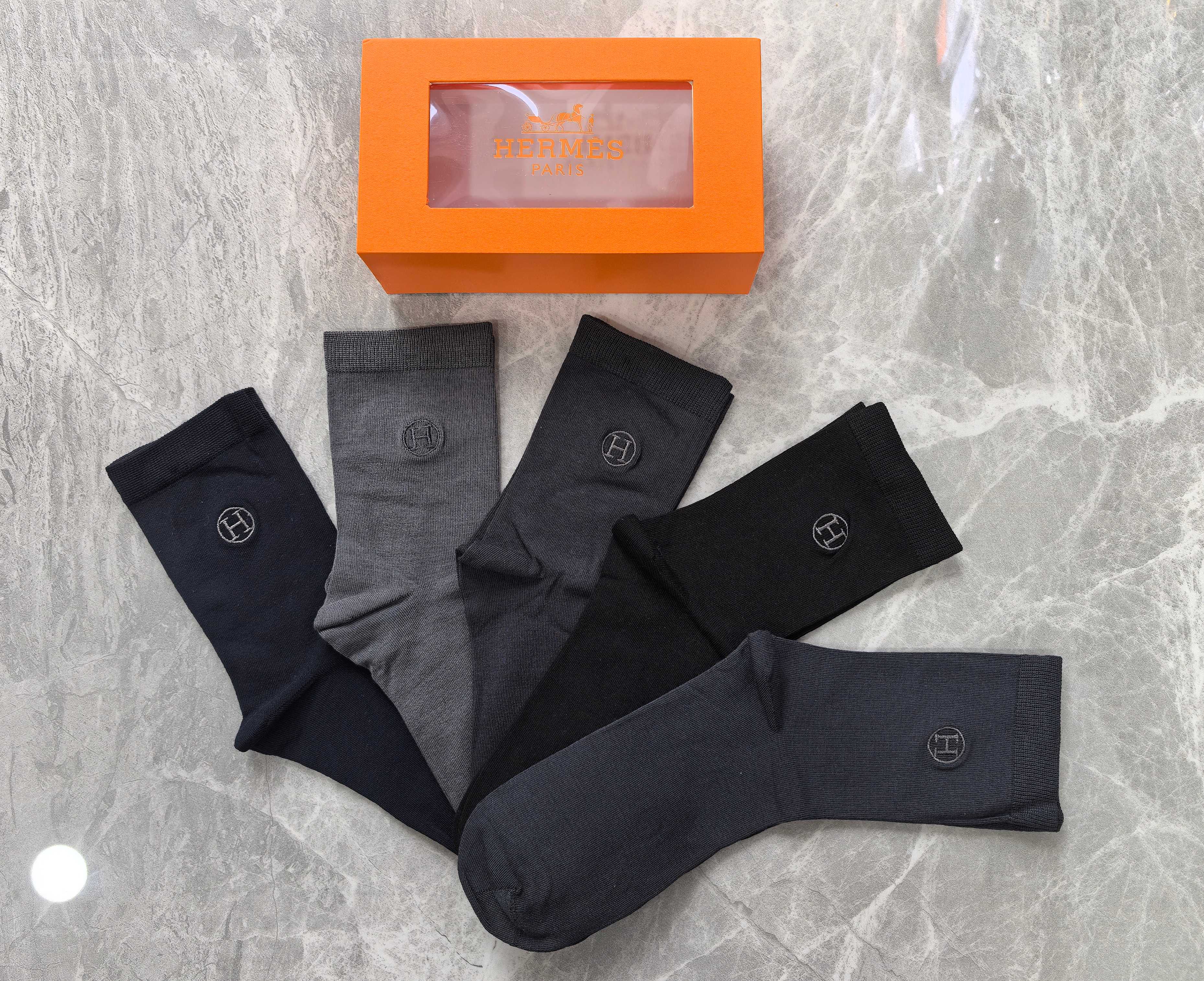 新款上市、商务系列：HERMES（爱马仕）～莫代尔材质～穿着舒适透气、柔软贴脚、磁铁盒子上档次～一盒5双