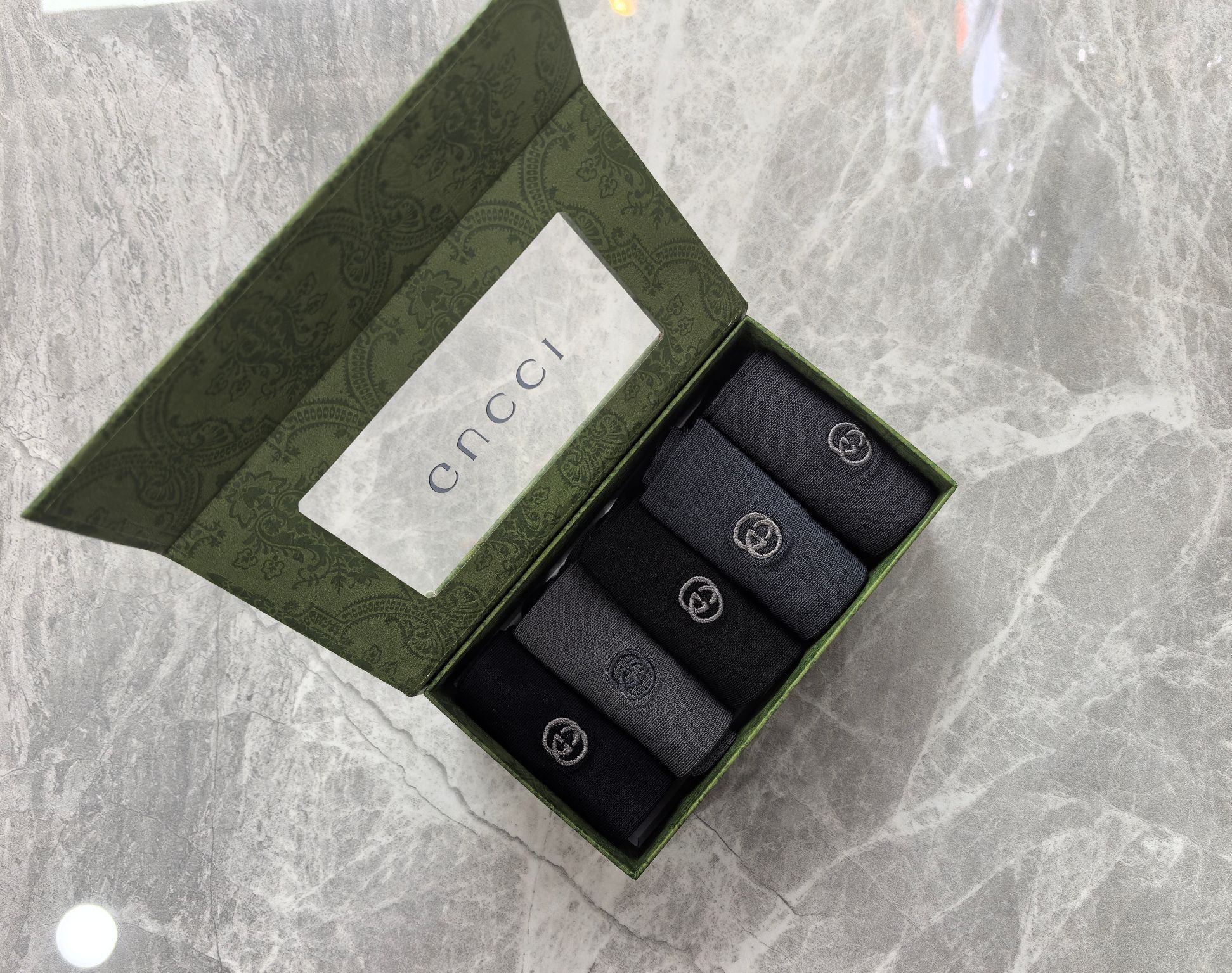 新款上市、长筒商务系～GUCCI（古奇）莫代尔材质～穿着舒适透气、柔软贴脚、磁铁盒子上档次～一盒5双入、