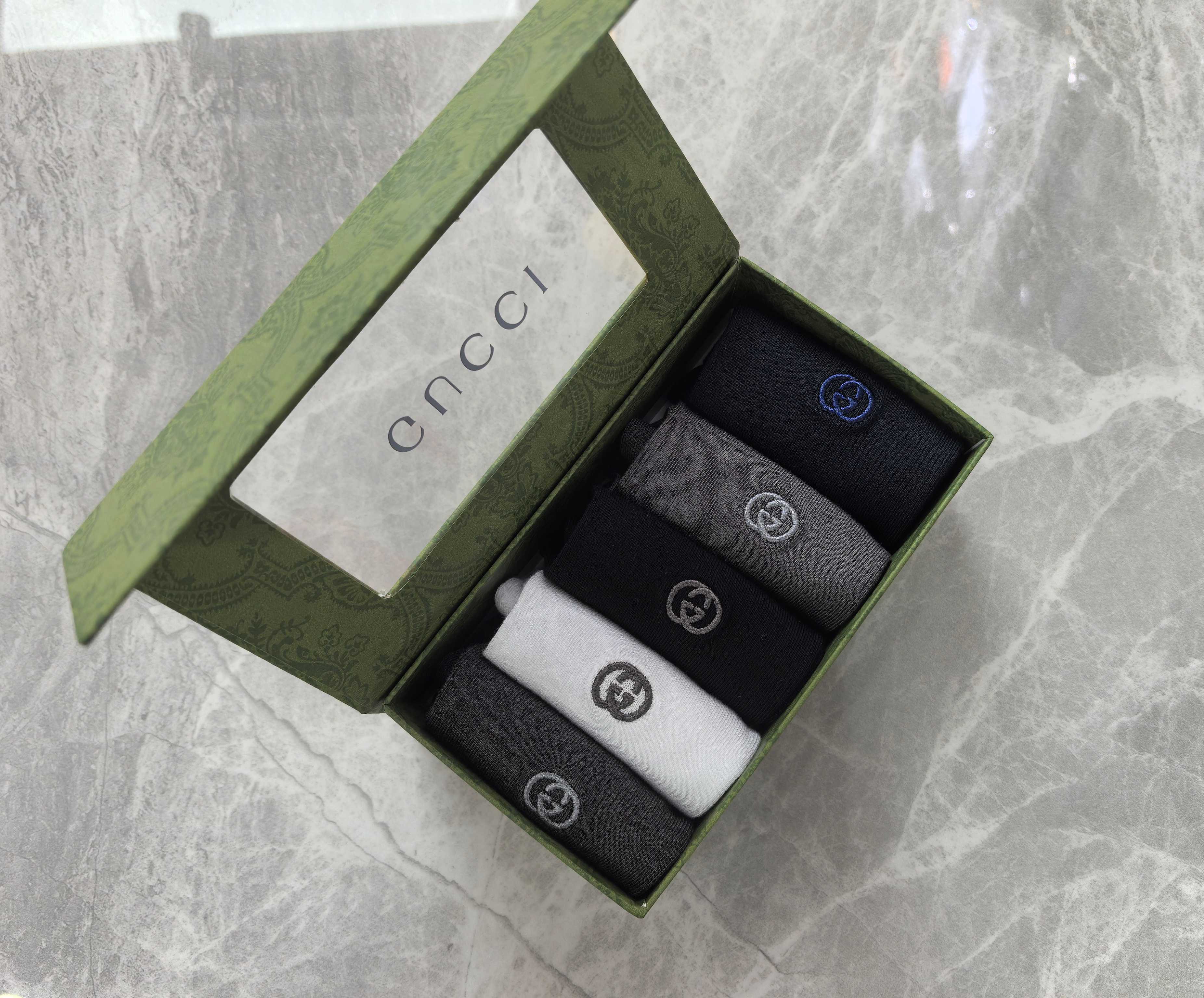 新款上市、中筒商务系～GUCCI（古奇）莫代尔材质～穿着舒适透气、柔软贴脚、磁铁盒子上档次～一盒5双入、