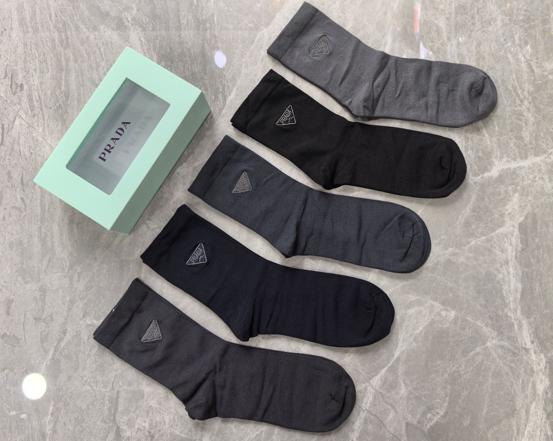 新款上市、长筒商务系列：PRADA（普拉达）～莫代尔材质～穿着舒适透气、柔软贴脚、磁铁盒子上档次～一盒5