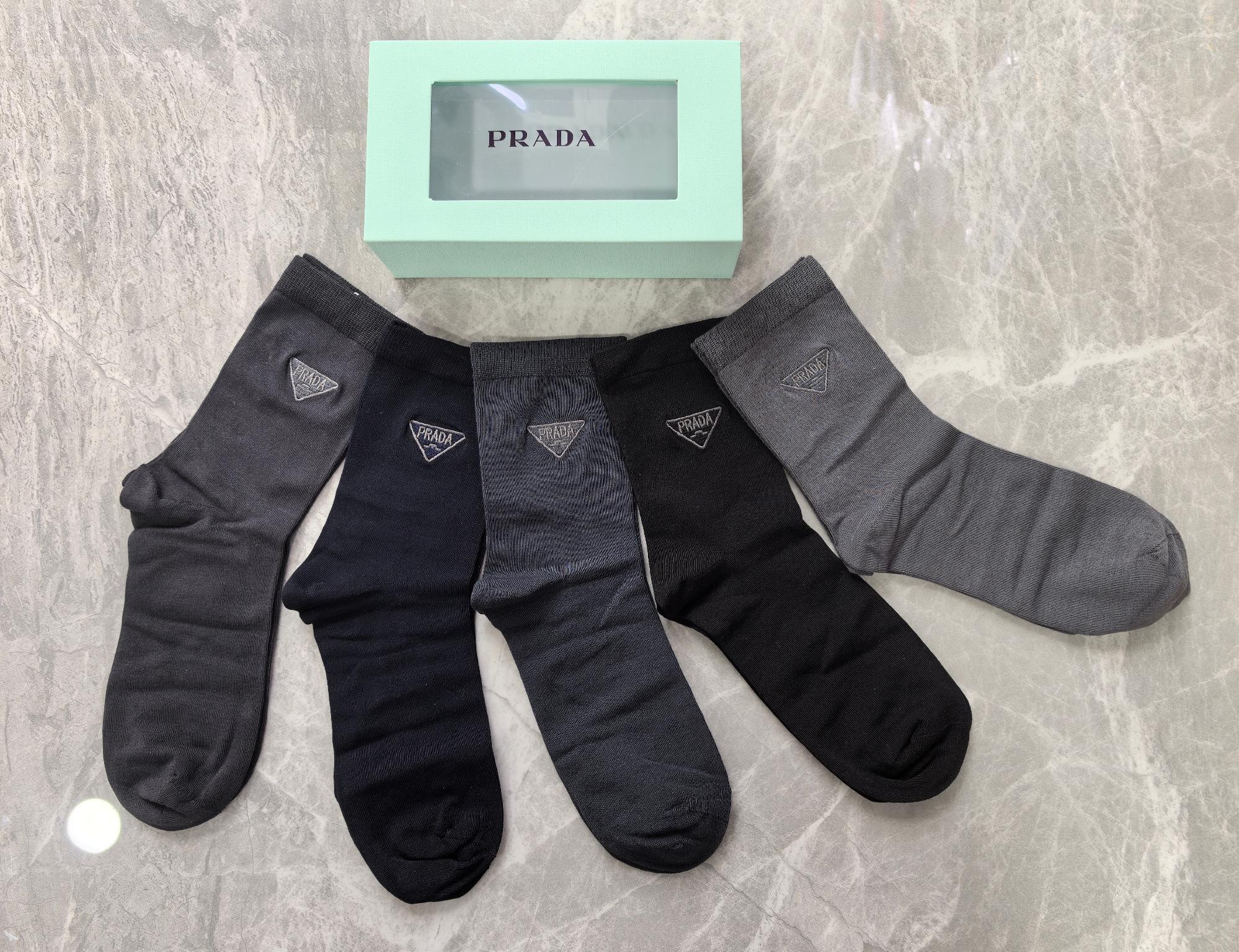 新款上市、长筒商务系列：PRADA（普拉达）～莫代尔材质～穿着舒适透气、柔软贴脚、磁铁盒子上档次～一盒5
