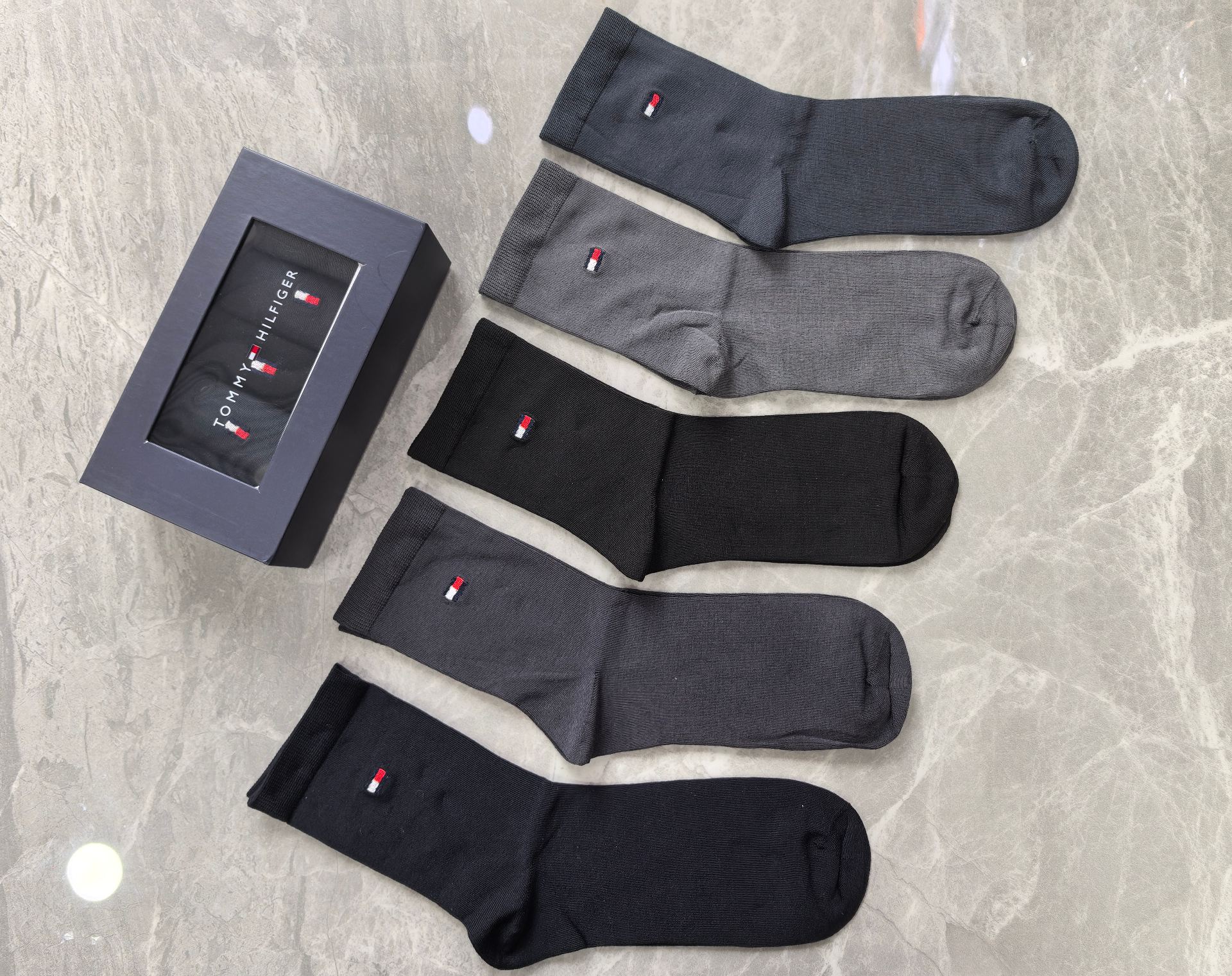 新款上市、长筒商务系列：tommy（汤米）～莫代尔材质～穿着舒适透气、柔软贴脚、磁铁盒子上档次～一盒5双