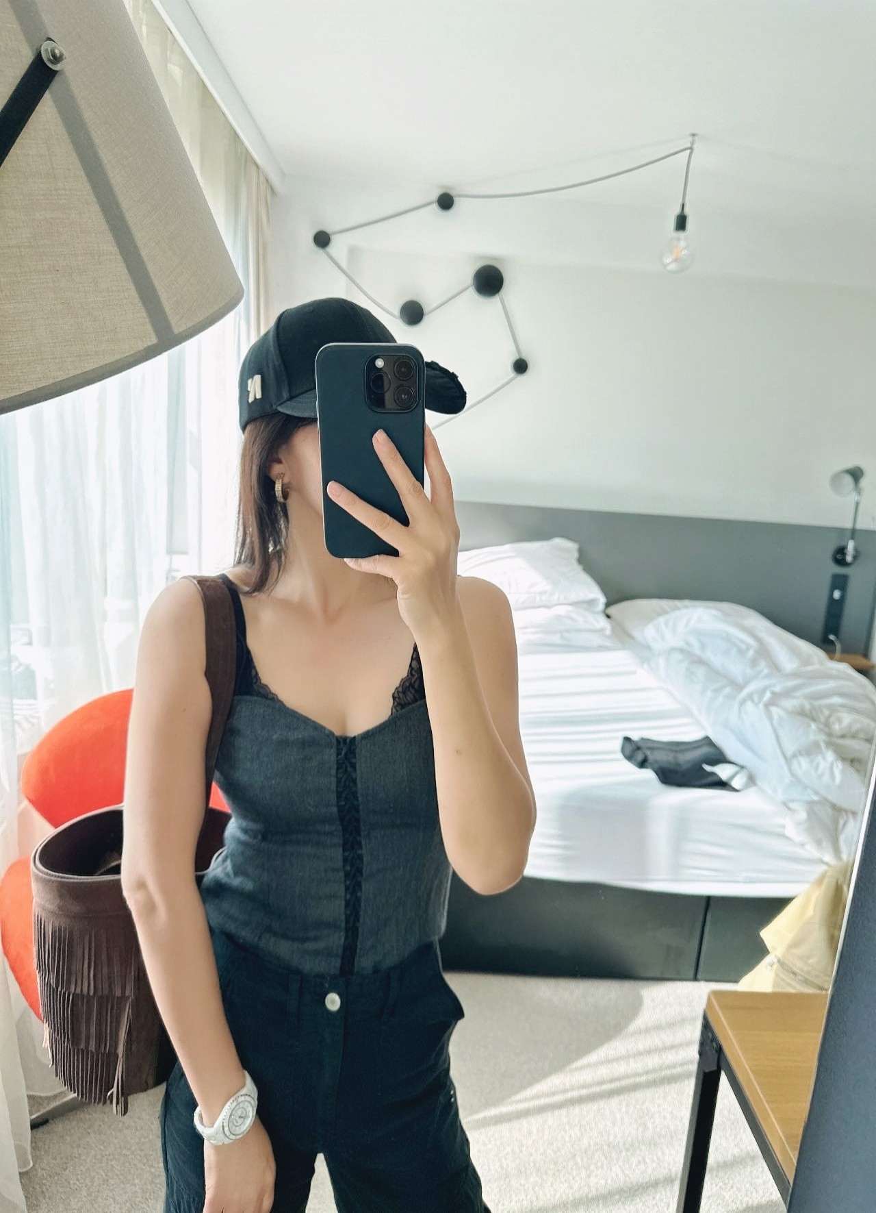 Женский топ-корсет на бретелях с кружевной отделкой