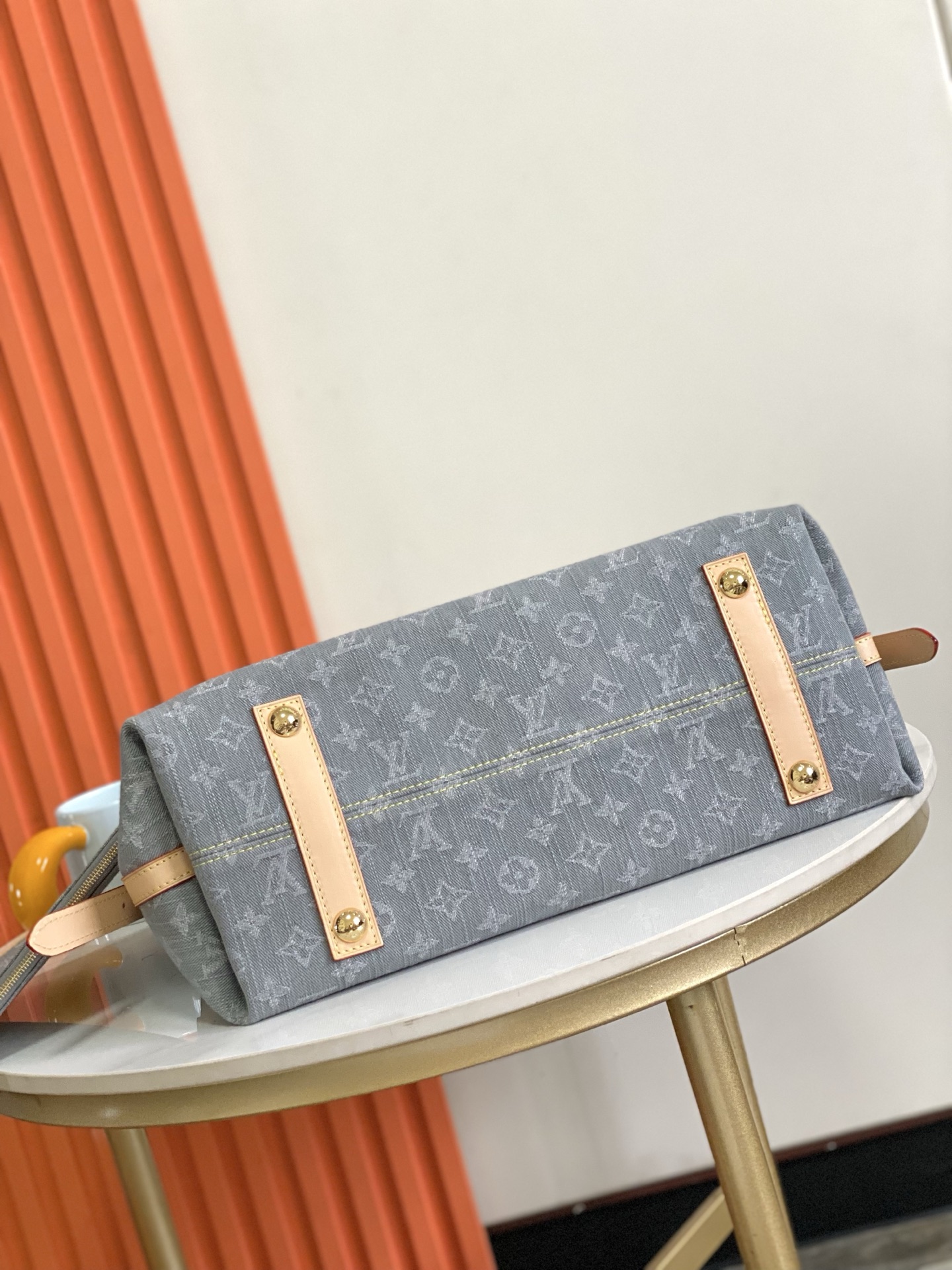 P600[庆祝][烟花]顶级原单，163芯片，半钢五金，本款 CarryAll 中号手袋令诞生于 2005 年的 Monogram Denim 图案栖身棉布表面，再以路易威登精湛漂白工艺营造水洗效果。撞色皮革和可拆卸名牌烘托利落构型，拉链内袋可稳妥收纳贵重物品，成就畅行都市的摩登之选。
30 x 15 x 39 厘米(高 x 宽 x 长度)