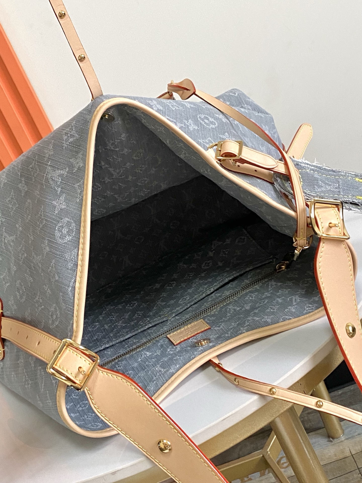P600[庆祝][烟花]顶级原单，163芯片，半钢五金，本款 CarryAll 中号手袋令诞生于 2005 年的 Monogram Denim 图案栖身棉布表面，再以路易威登精湛漂白工艺营造水洗效果。撞色皮革和可拆卸名牌烘托利落构型，拉链内袋可稳妥收纳贵重物品，成就畅行都市的摩登之选。
30 x 15 x 39 厘米(高 x 宽 x 长度)