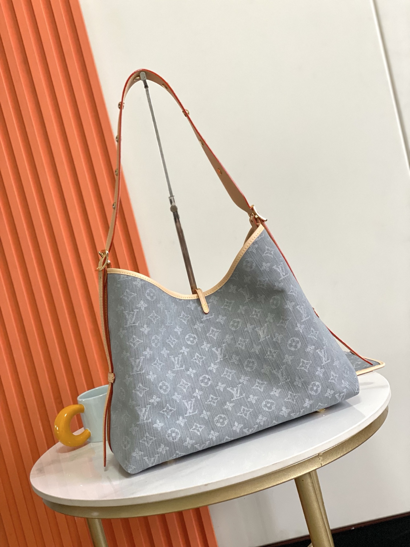 P600[庆祝][烟花]顶级原单，163芯片，半钢五金，本款 CarryAll 中号手袋令诞生于 2005 年的 Monogram Denim 图案栖身棉布表面，再以路易威登精湛漂白工艺营造水洗效果。撞色皮革和可拆卸名牌烘托利落构型，拉链内袋可稳妥收纳贵重物品，成就畅行都市的摩登之选。
30 x 15 x 39 厘米(高 x 宽 x 长度)