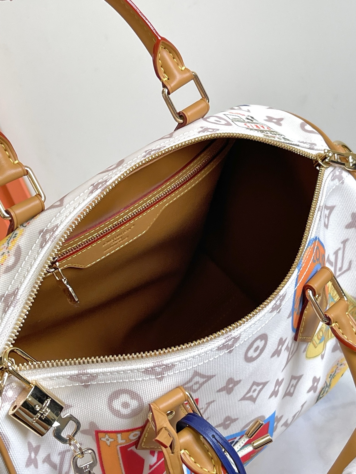 P530[庆祝][烟花]顶级原单，163芯片，半钢五金，M14587.本款 Speedy Soft 30 手袋以复古笔触演绎 Monogram Dune 元素，搭配飞机造型装饰和拼贴效果标签，致意 Gaston Louis Vuitton 典藏系列设计。长款手柄便于肩背，成就又一旅行佳伴。21 x 17 x 30 厘米(高 x 宽 x 长度)