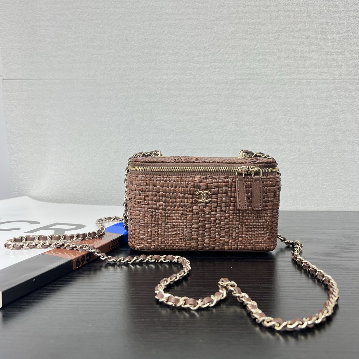 Fibra de rafia tejida nuevo producto 26P con herrajes dorados ligeros Tamaño: el 17cmx9.5cmx8cm Modelo: A