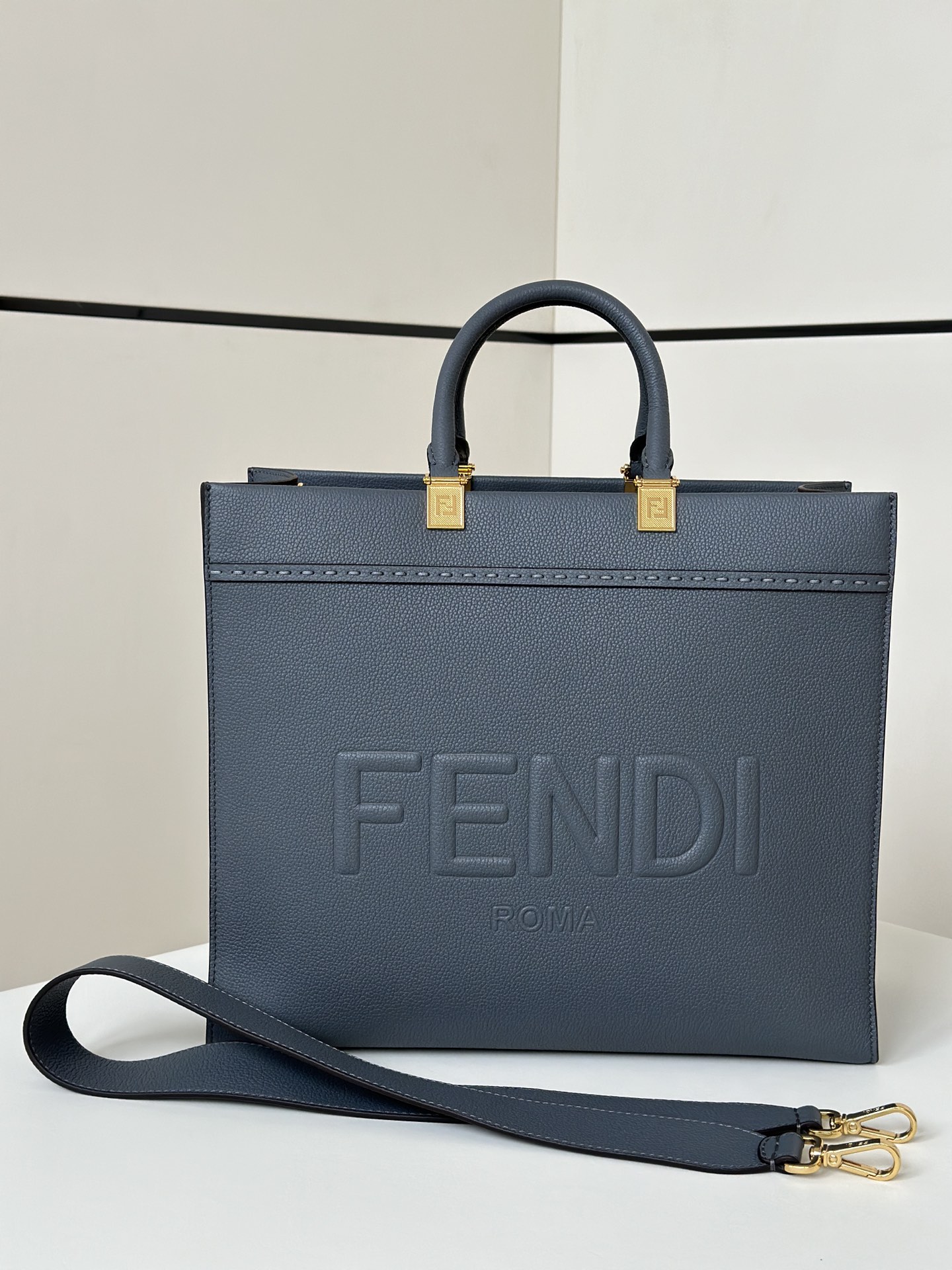 Fendi Tote de Cuero Genuino - Elegancia y Funcionalidad en un Diseño Atemporal